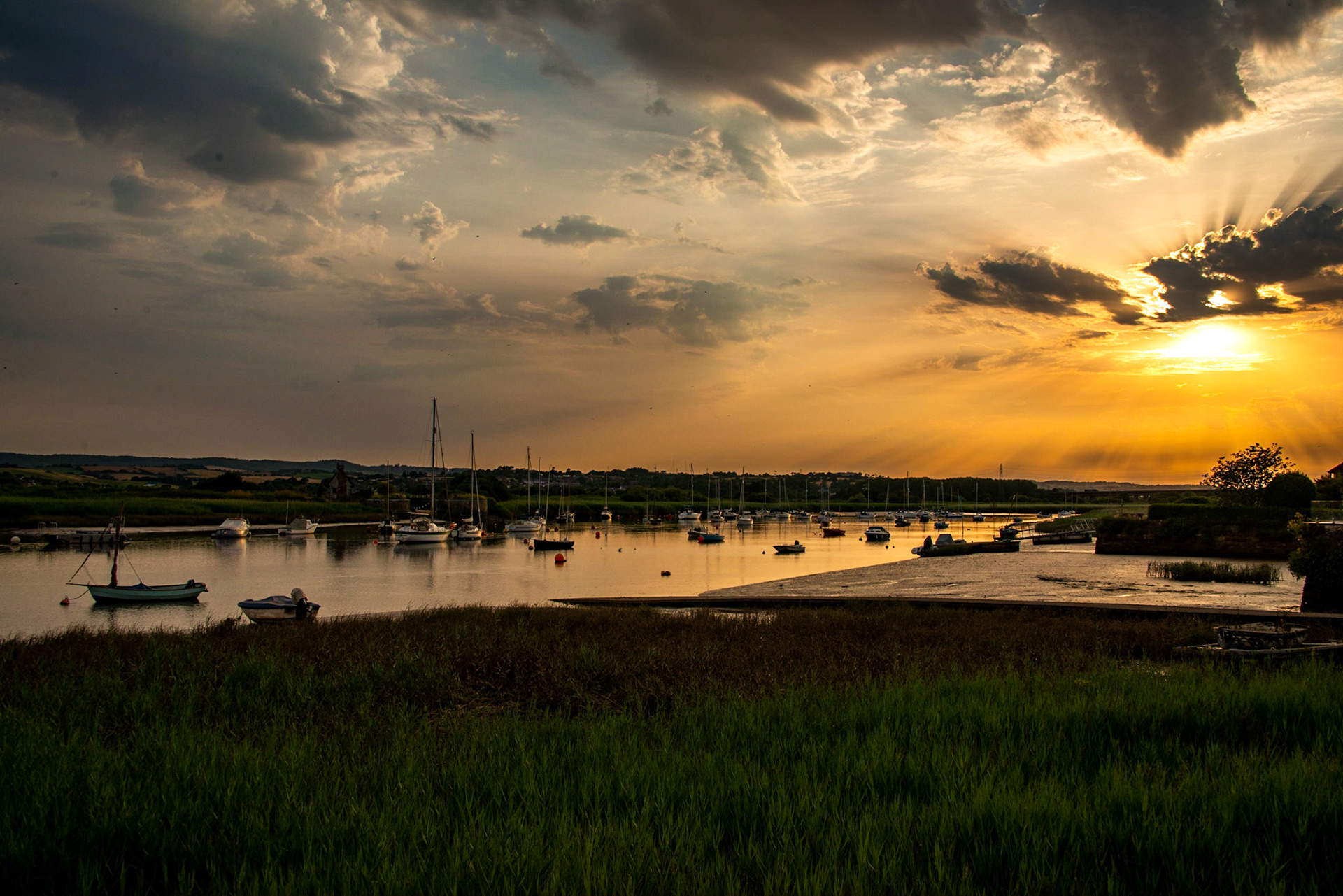 Topsham is een stad in Devon, Engeland, in het district Exeter, aan de oostkant van de rivier de Exe, direct ten noorden van de samenvloeiing met de rivier de Clyst en de monding van de voormalige riviermond, tussen Exeter en Exmouth.