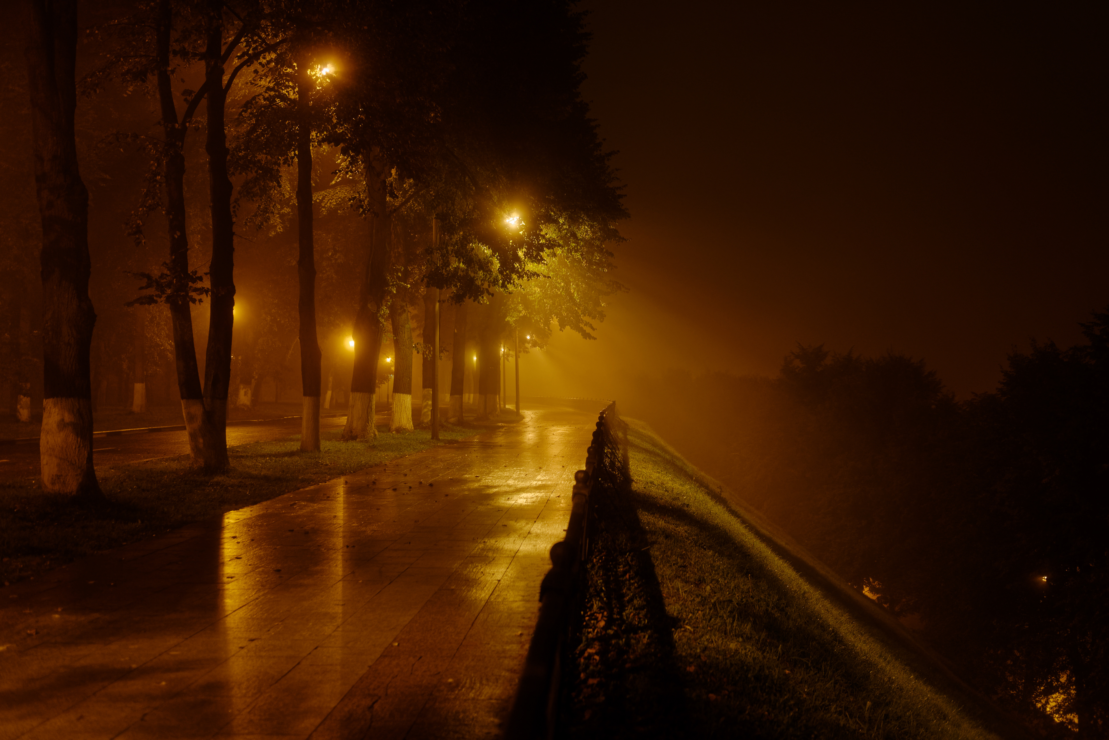 Вечером 1 ночью 0. Туман ночью. Город вечером туман. Туман вечером. Город в тумане.