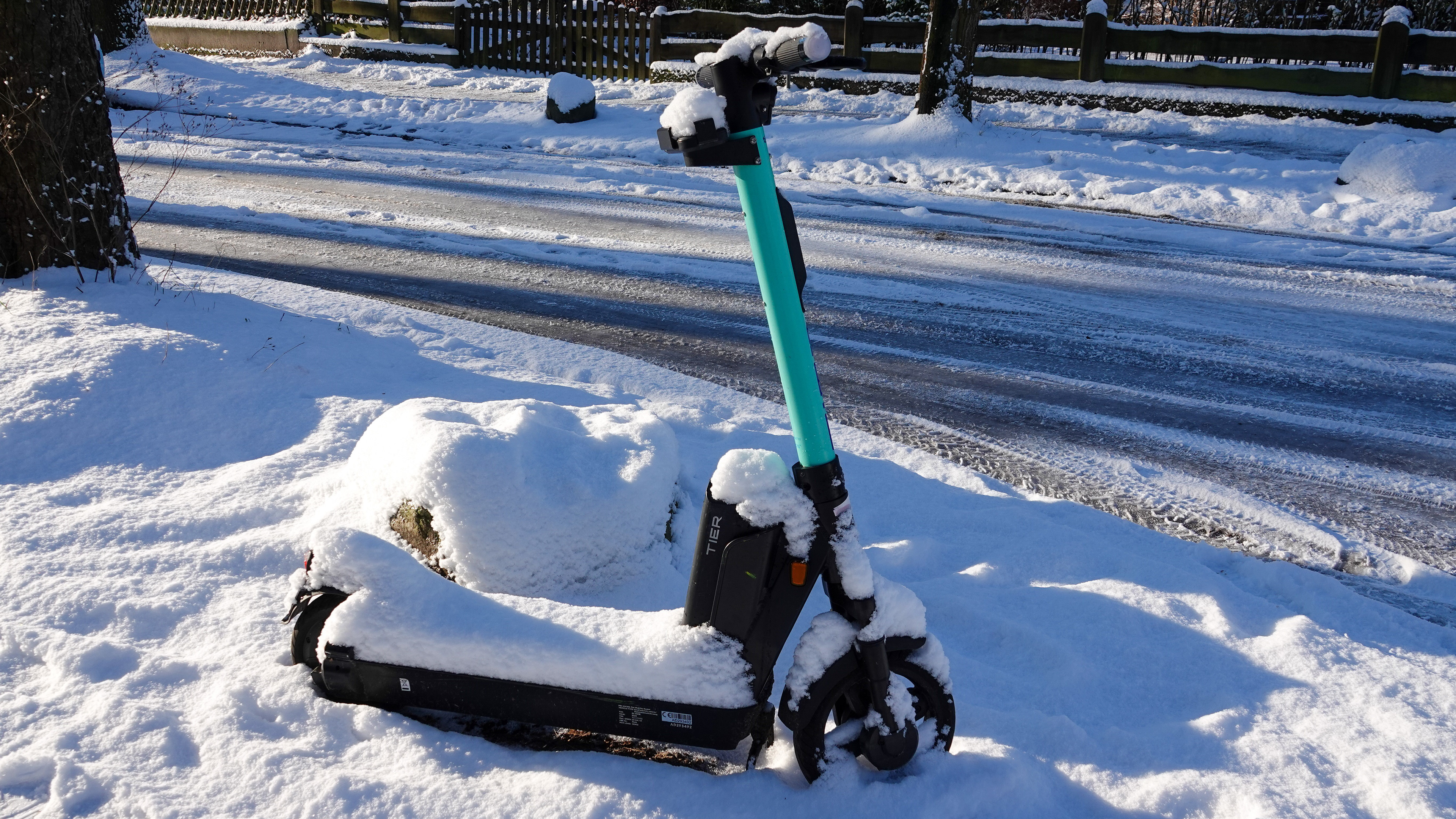 abgestellter e-scooter im schnee