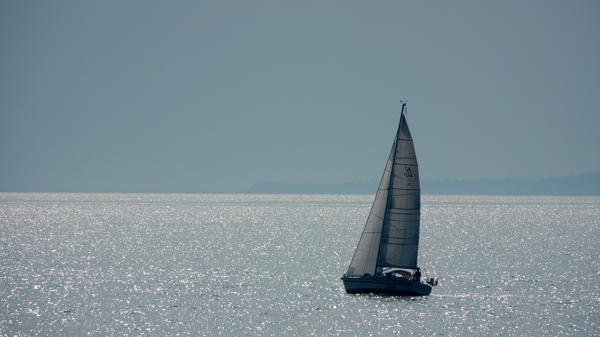 segelboot auf der ostsee bei grömitz in schleswig-holstein