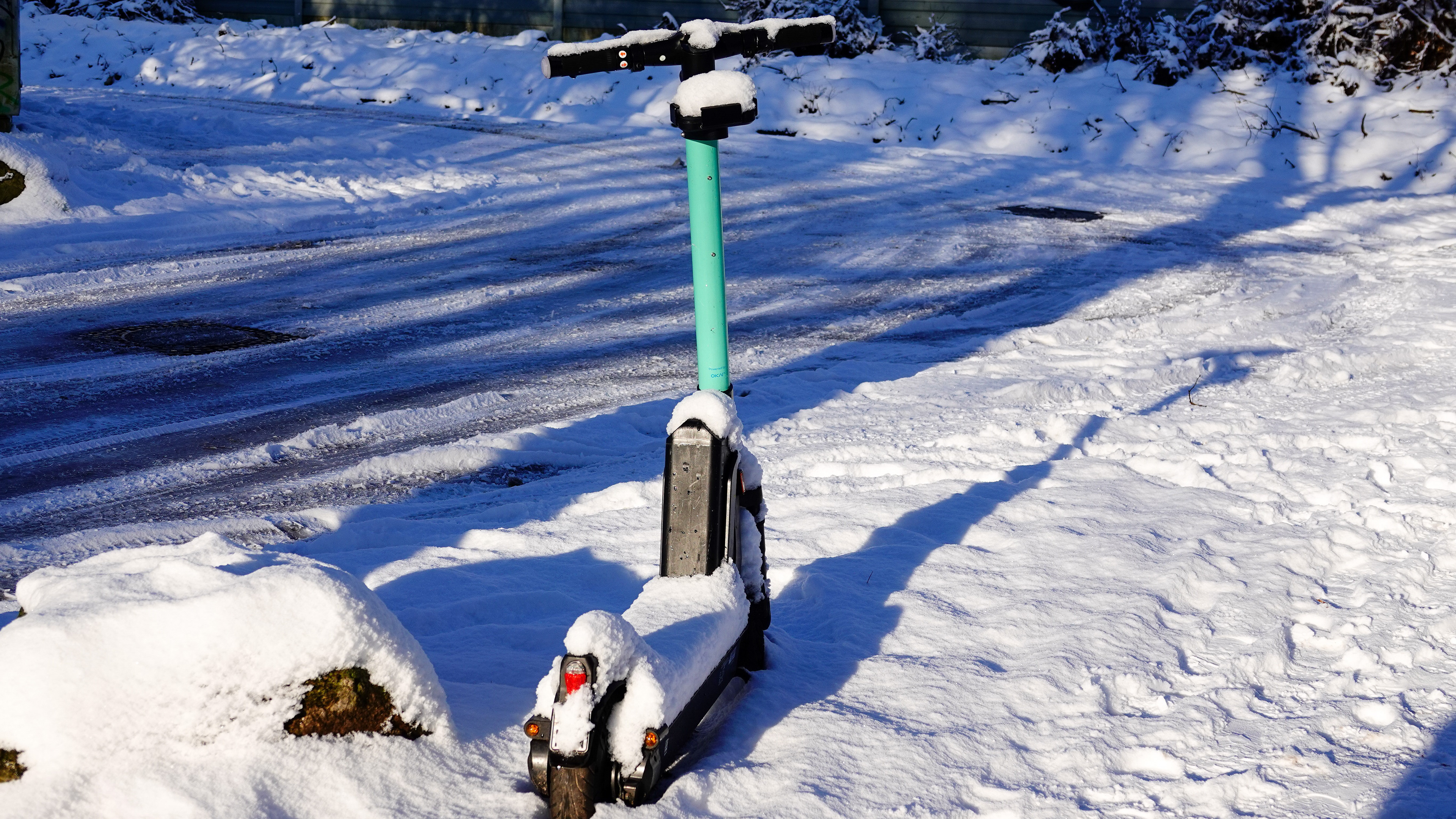 abgestellter e-scooter im schnee