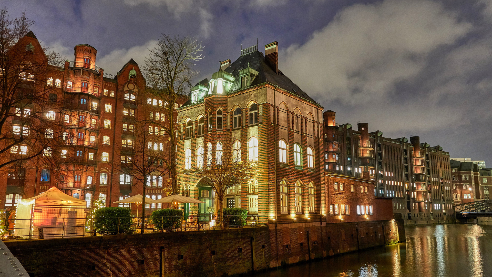speicherstadt hamburg mit wasserschloss rueckseite nachtaufnahme
