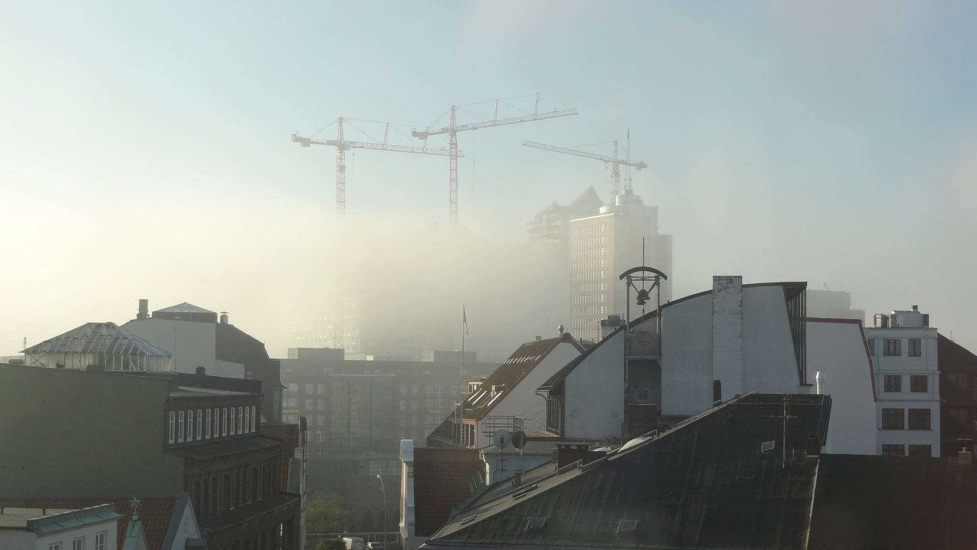 elbphilharmonie im bau im hamburg nebel