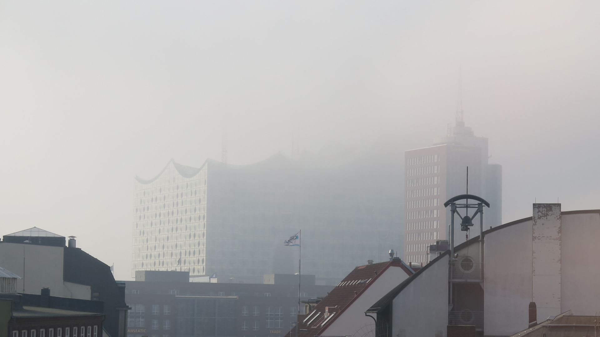 elbphilharmonie im bau im hamburg nebel
