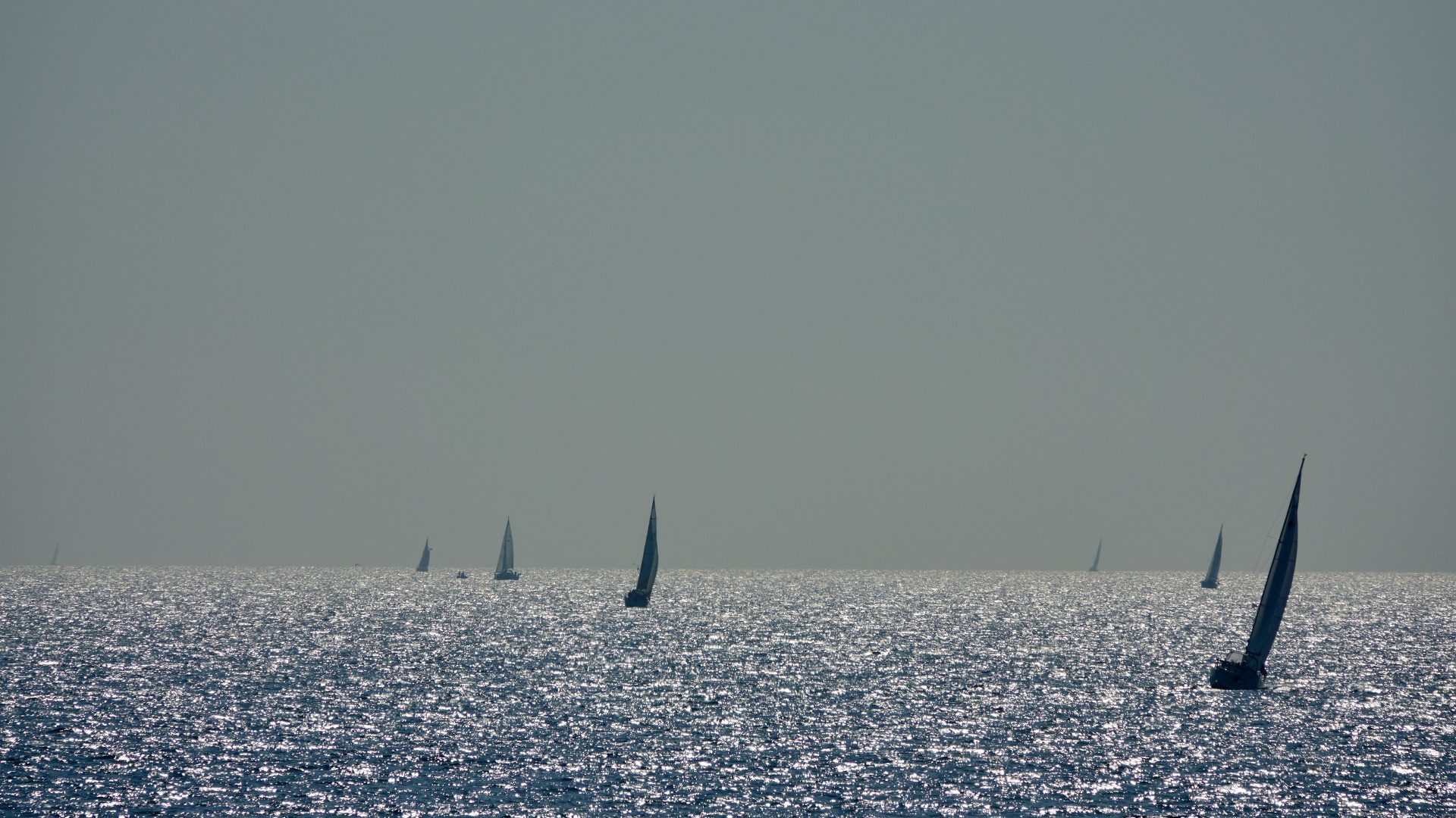 segelboote auf der ostsee bei grömitz in schleswig-holstein