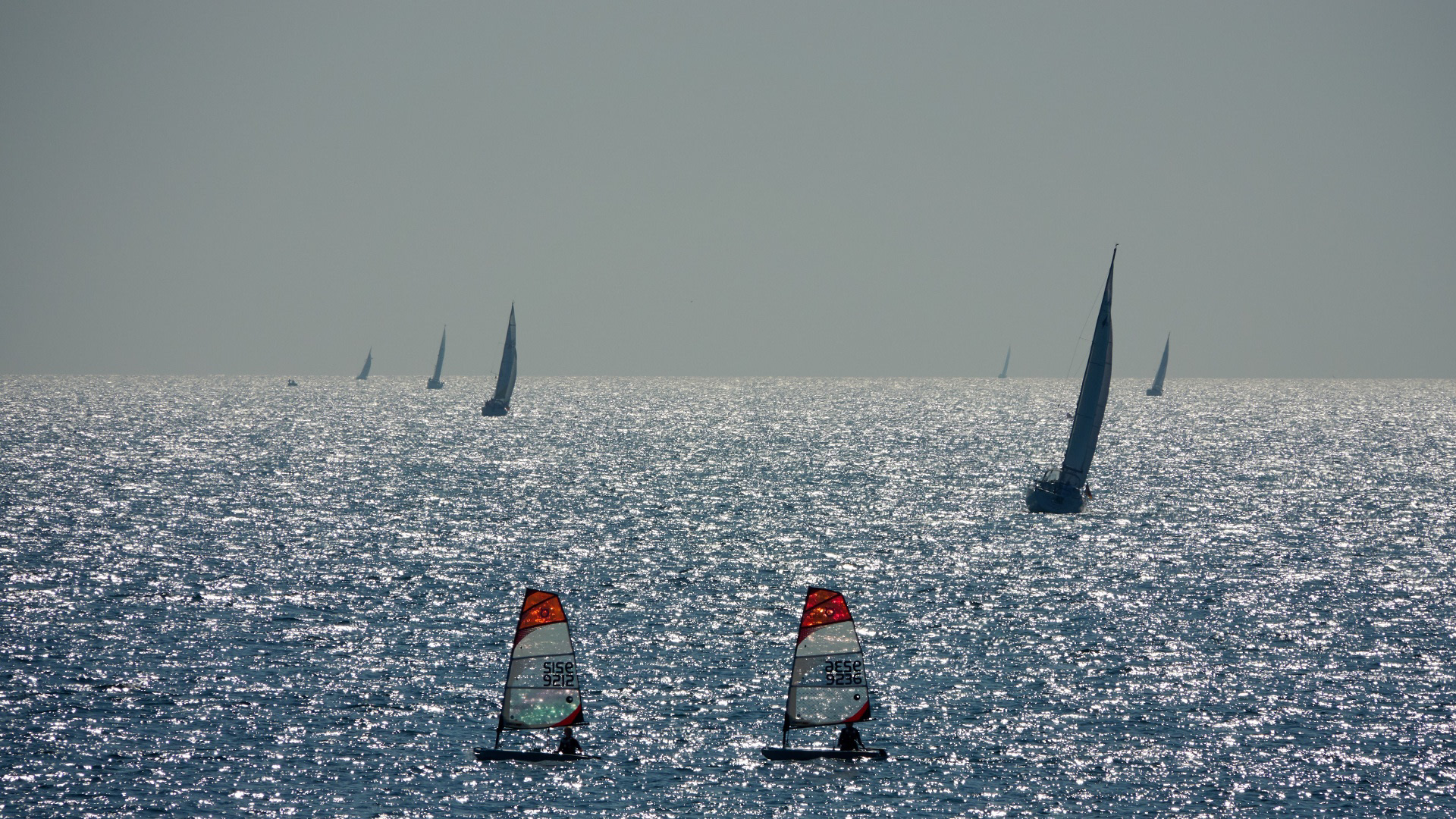 segelboote und surfer auf der ostsee bei grömitz