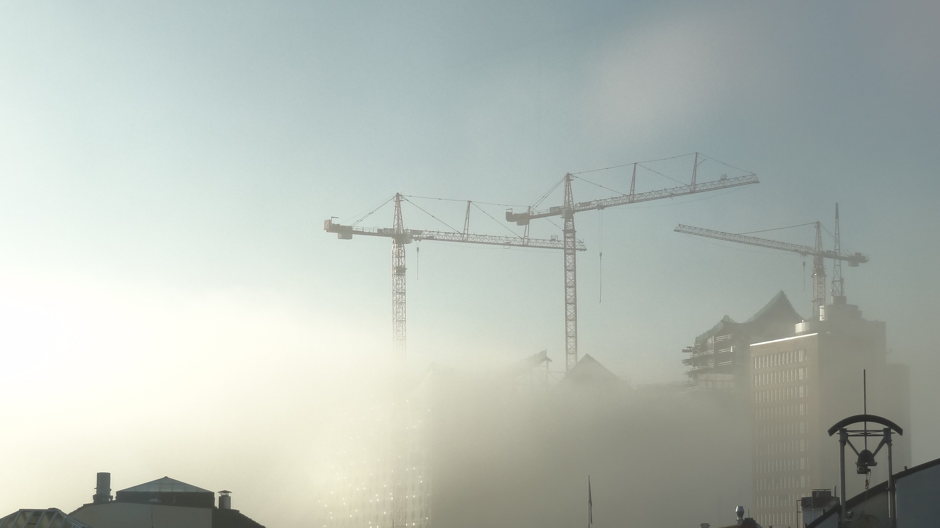 elbphilharmonie im bau im hamburg nebel