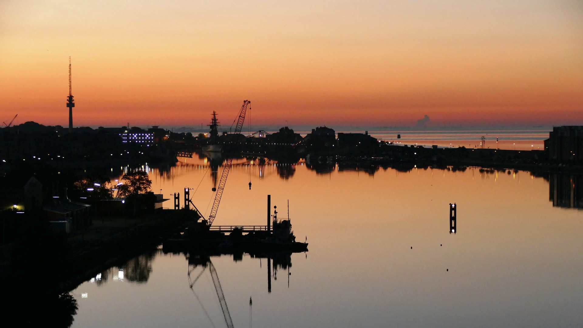 sonnenaufgang am südstrand in wilhelmshaven