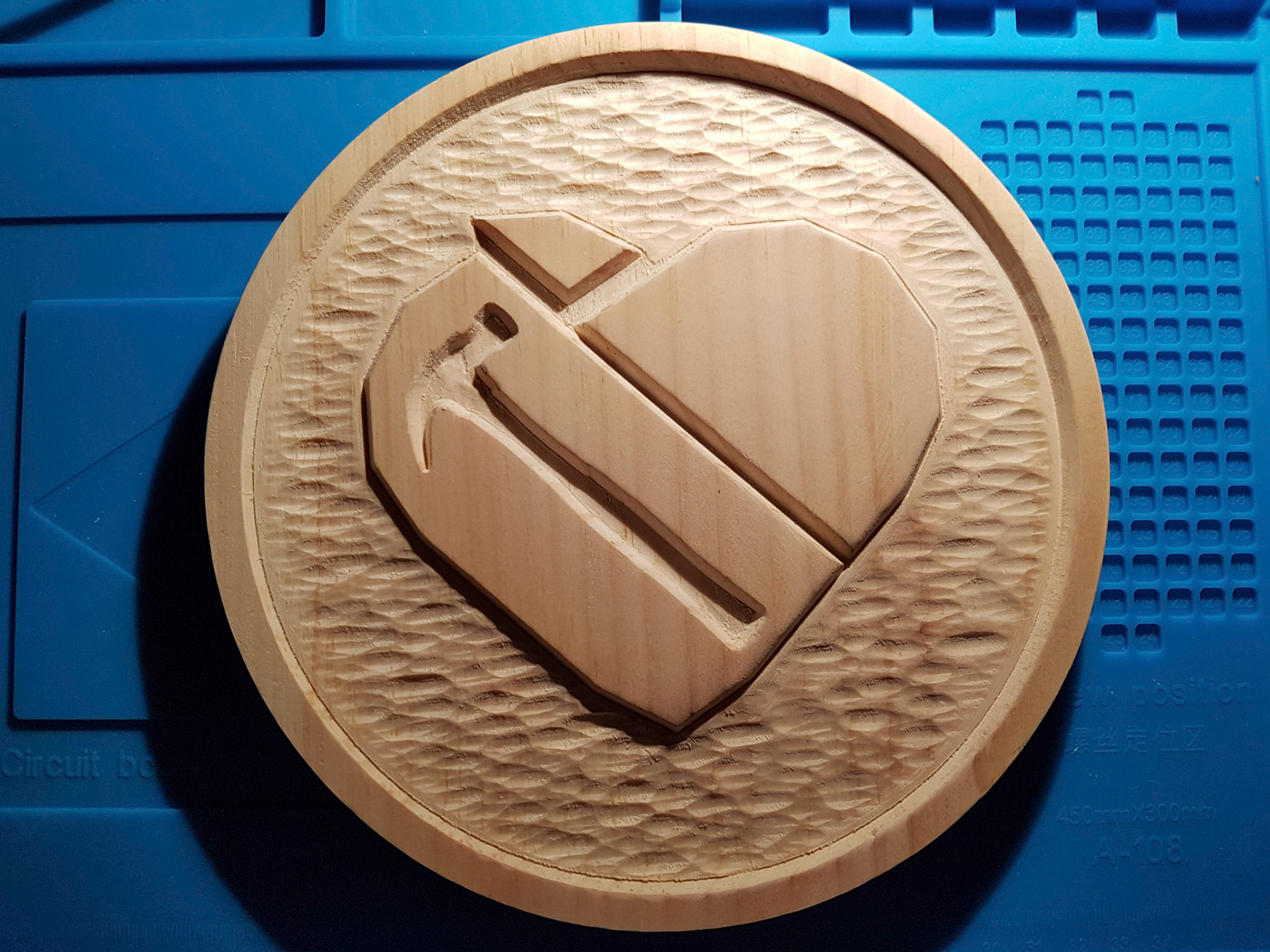 Interamente disegnati da noi e prevalentemente realizzati con una fresa al controllo numerico (CNC), i nostri Taglieri le nostre Ciotole e Insegne hanno un design unico e moderno.