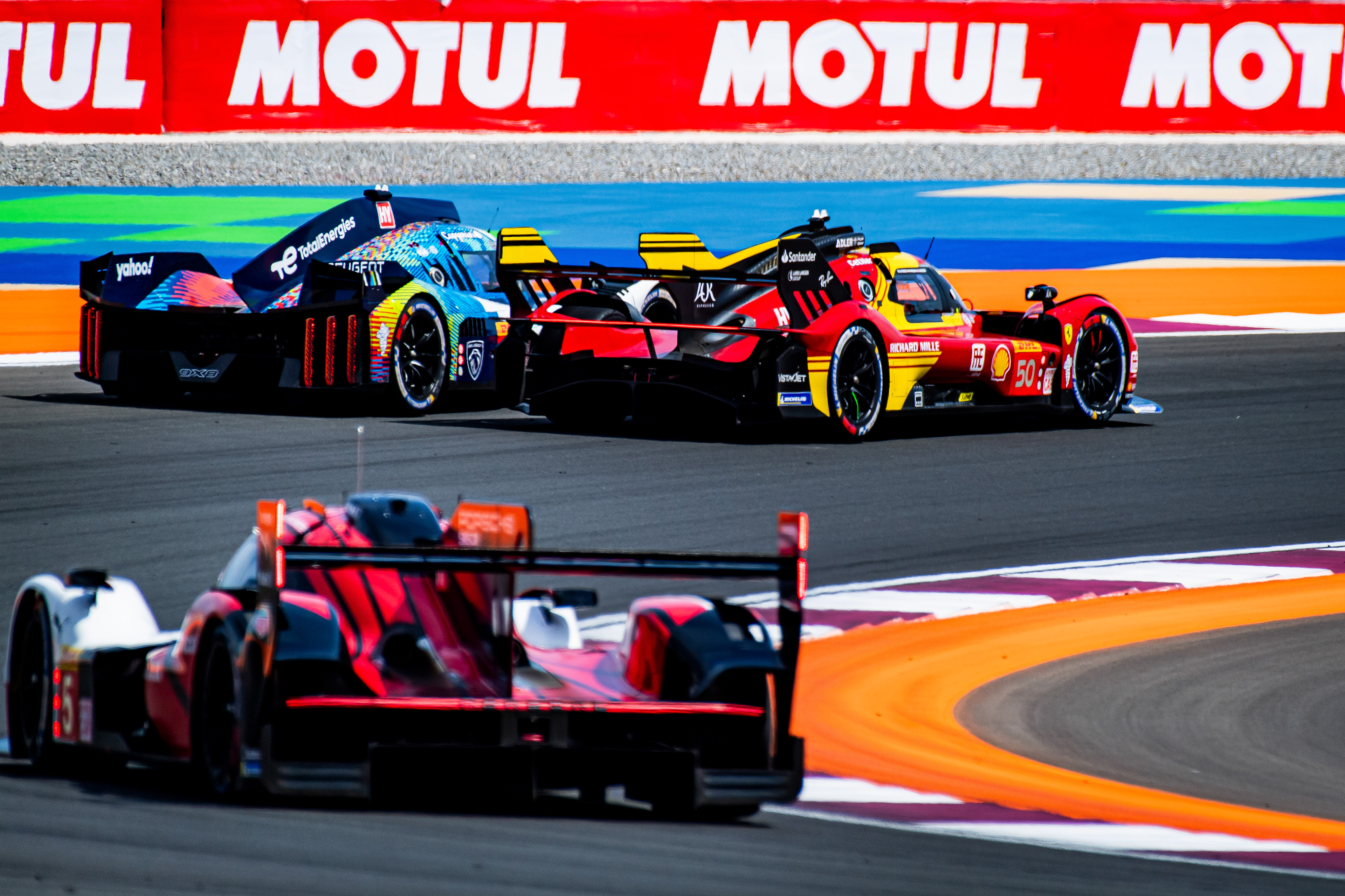 Peugeot x Ferrari Battle on track