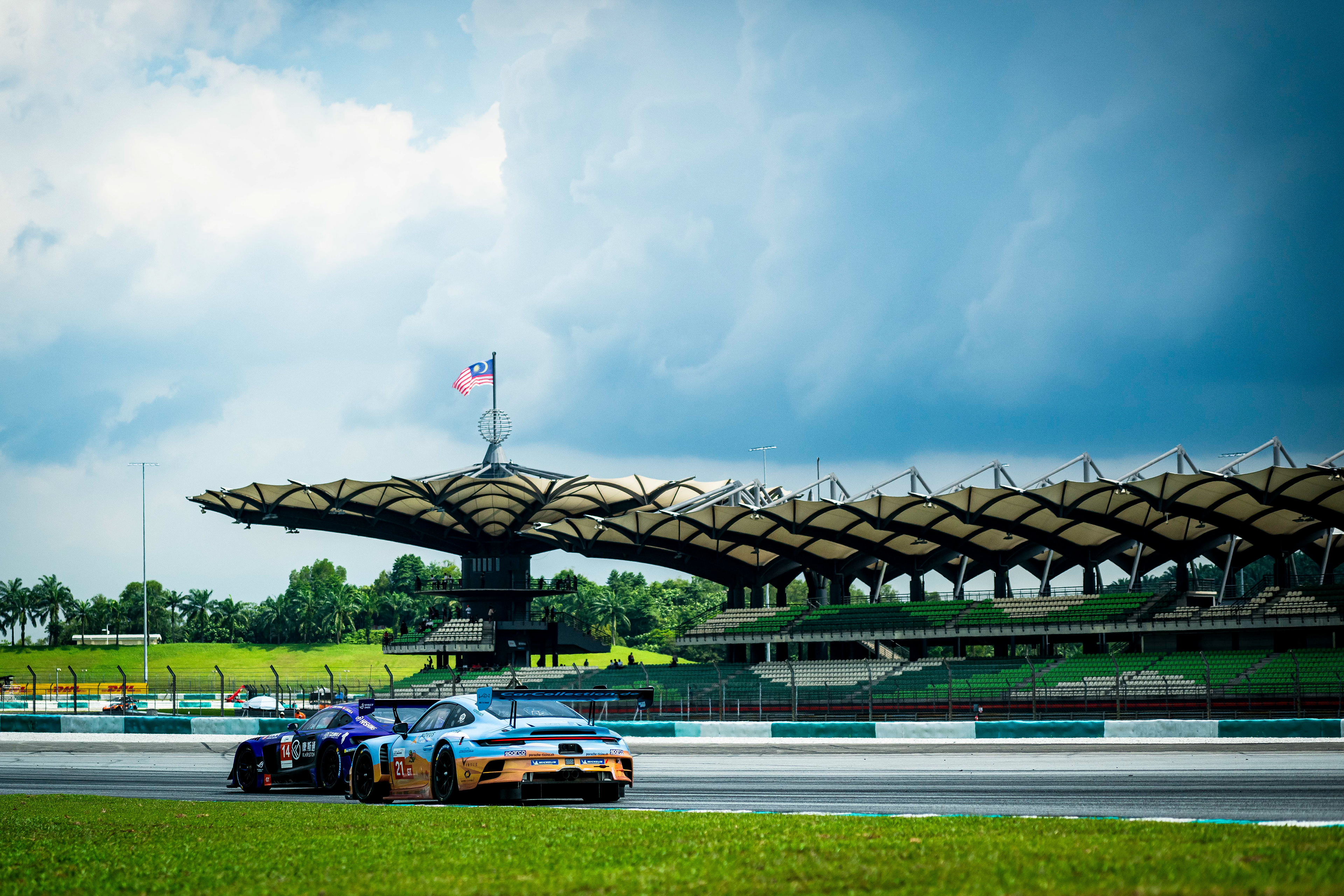 #14 Climax Racing Mercedes-AMG GT3 EVO: Lu Wei, Ling Kang, Lucas Auer #21 Car Collection Porsche 911 GT3 R: Hash, Alex Fontana, Yannick Mettler