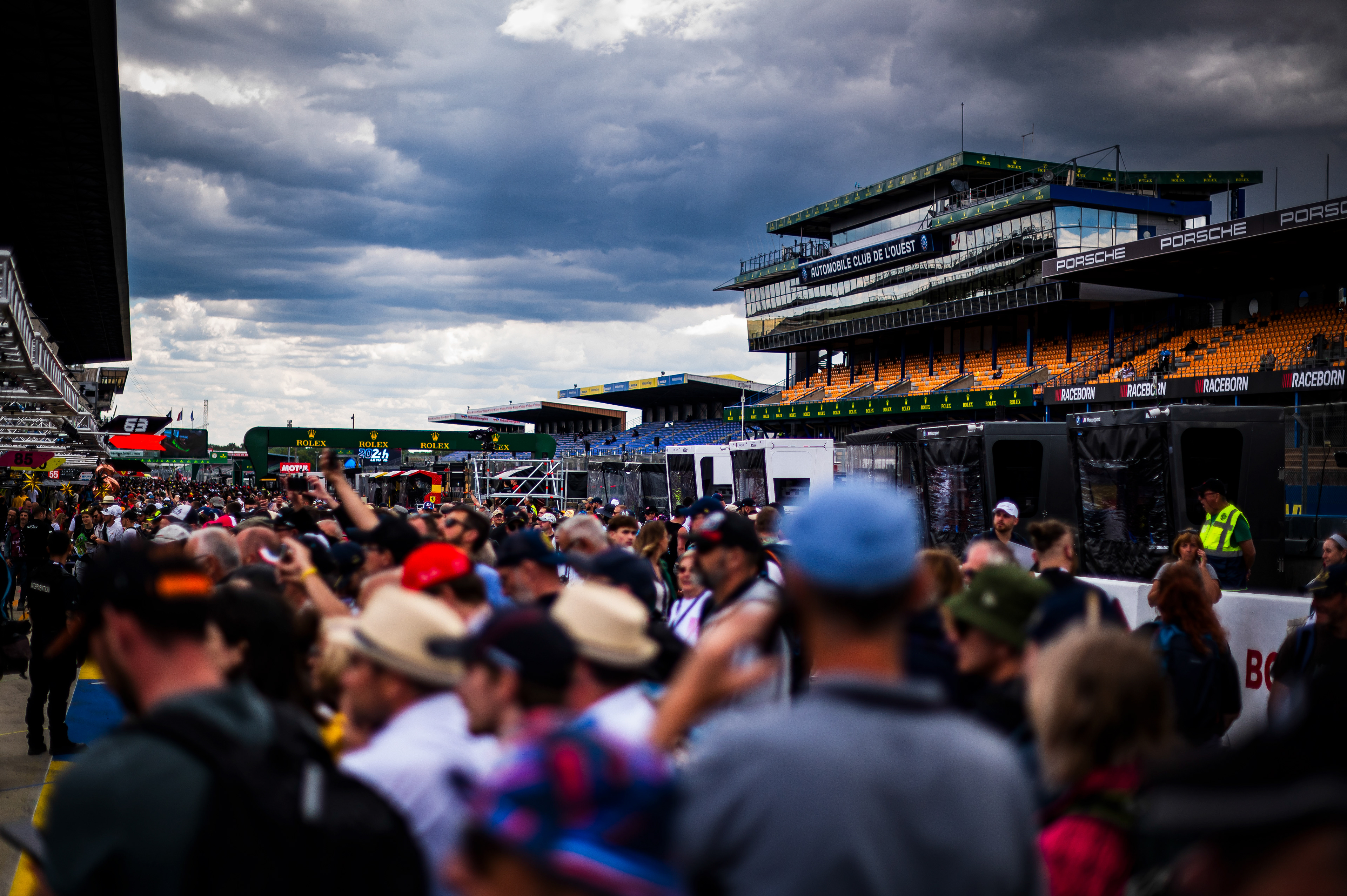 Pitlane Autograph session