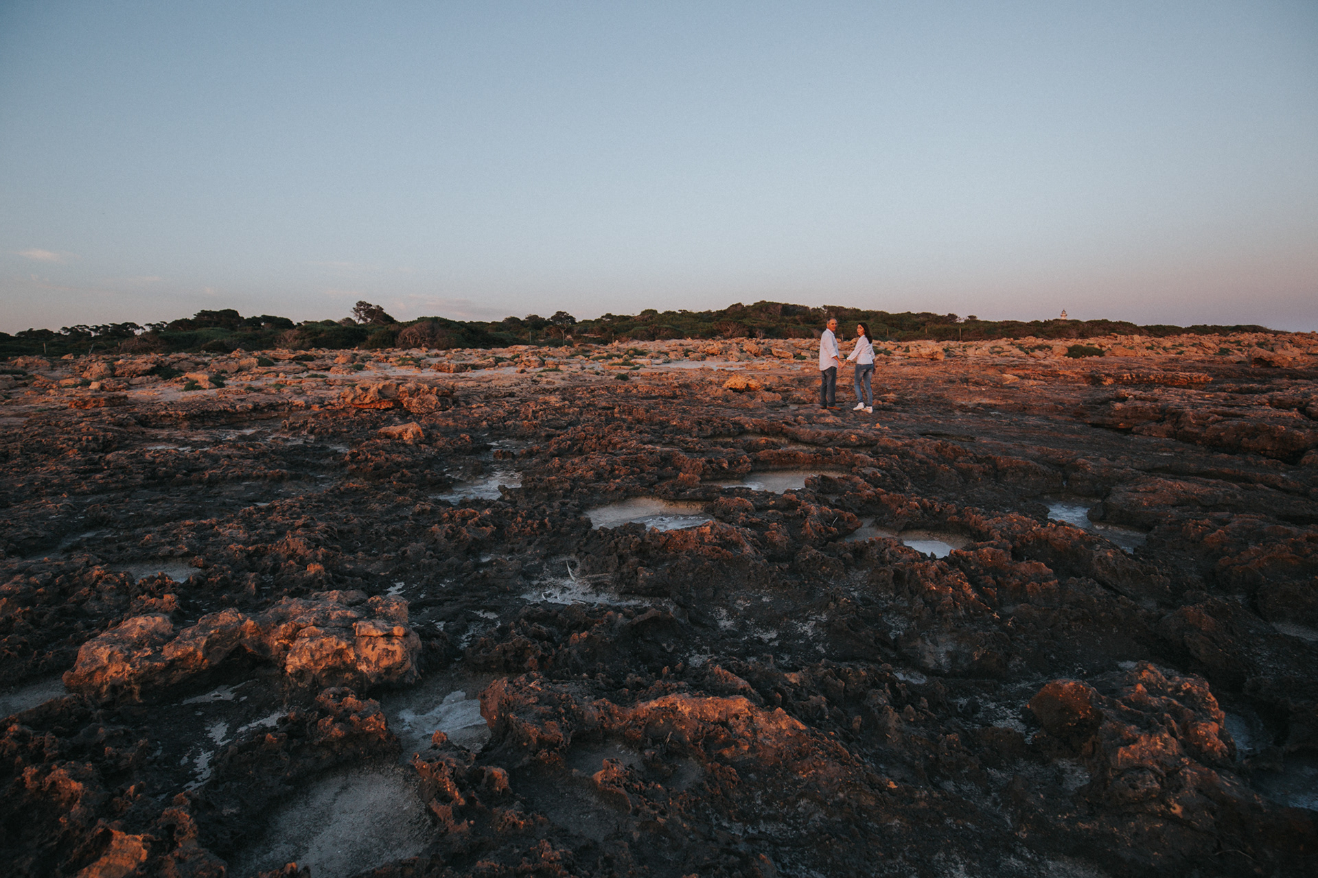 Landschaft mit Paar in Mallorca am Sonnenuntergang