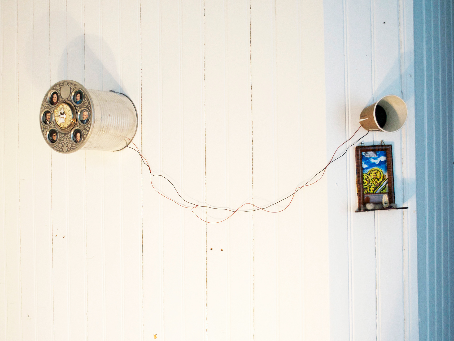 "60 sekunder" mixed media, homemade speaker , amplified timer, painting, found objects and dead fly