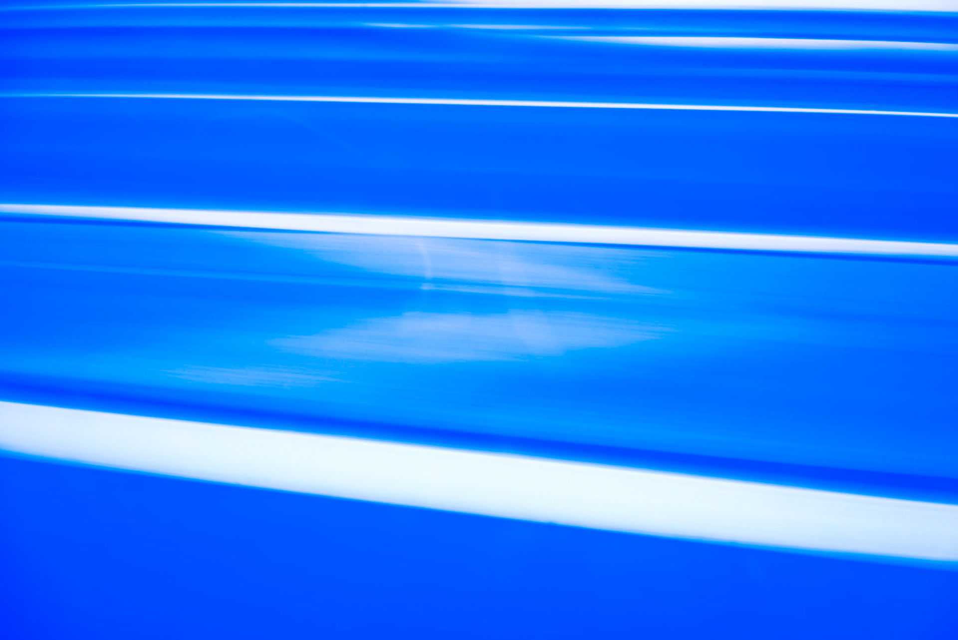 Lignes blanches fond bleu vif - Série Rays