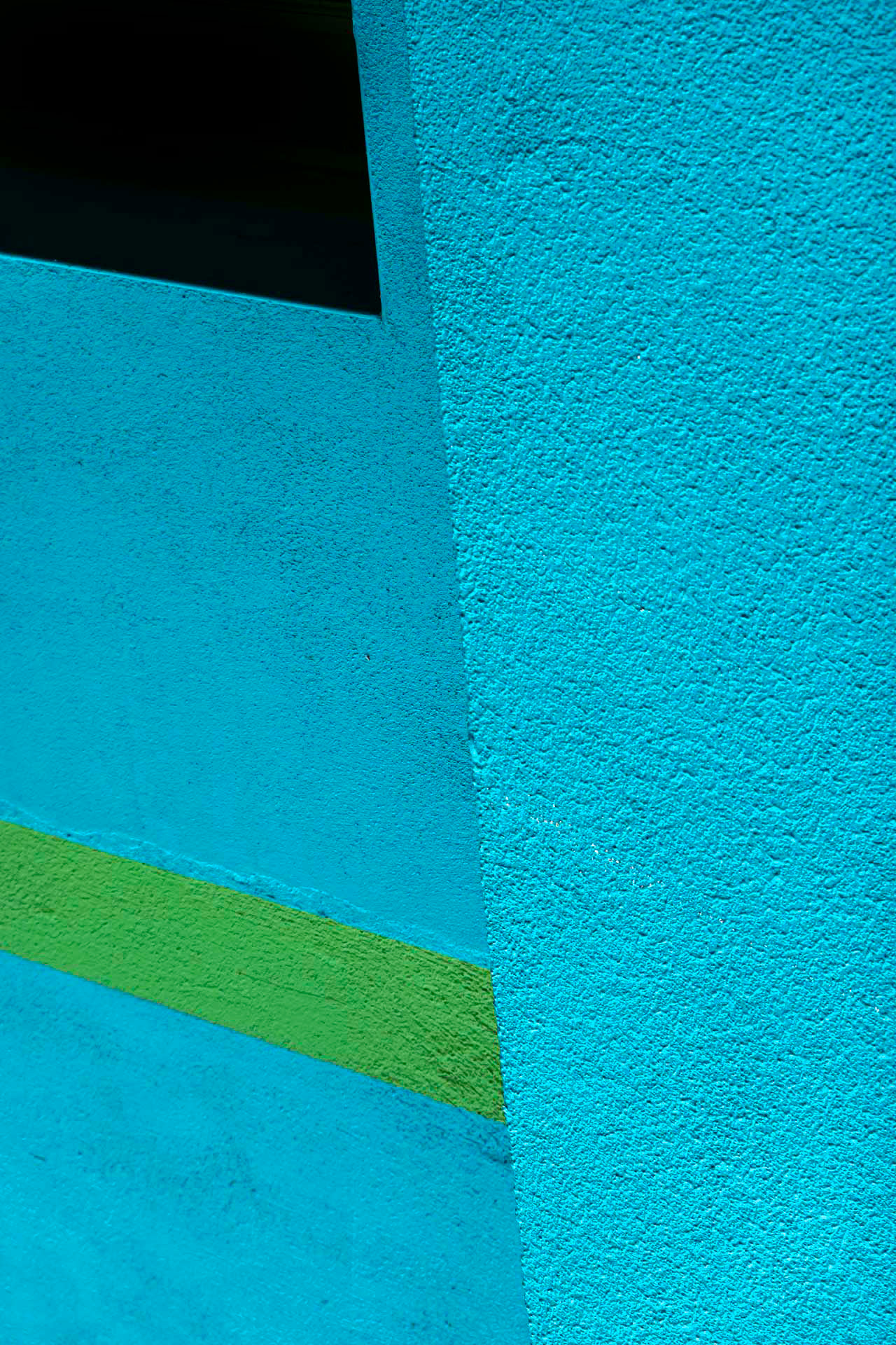 Figure bleue, noire et verte