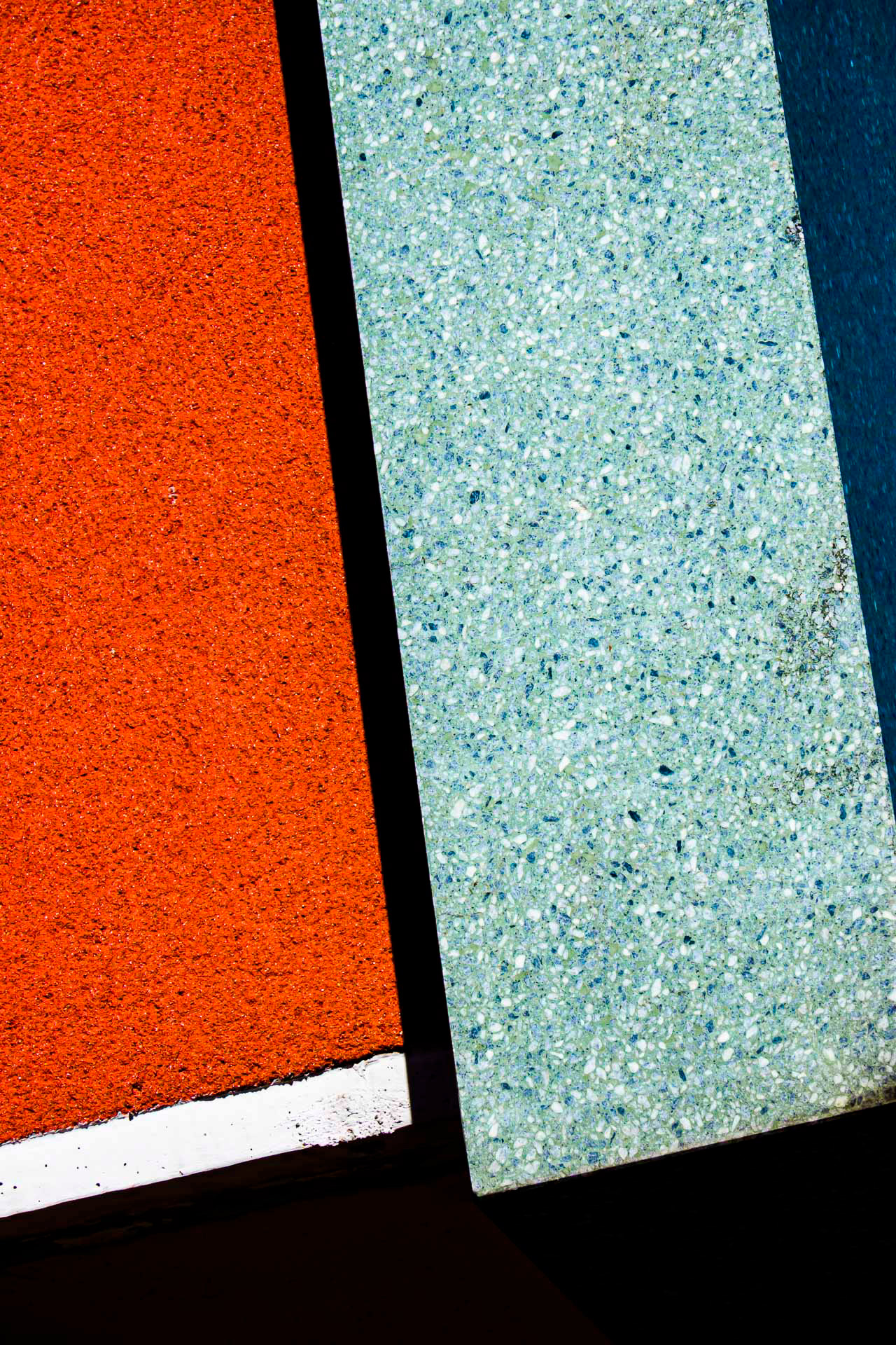Figure rouge, bleue et noire