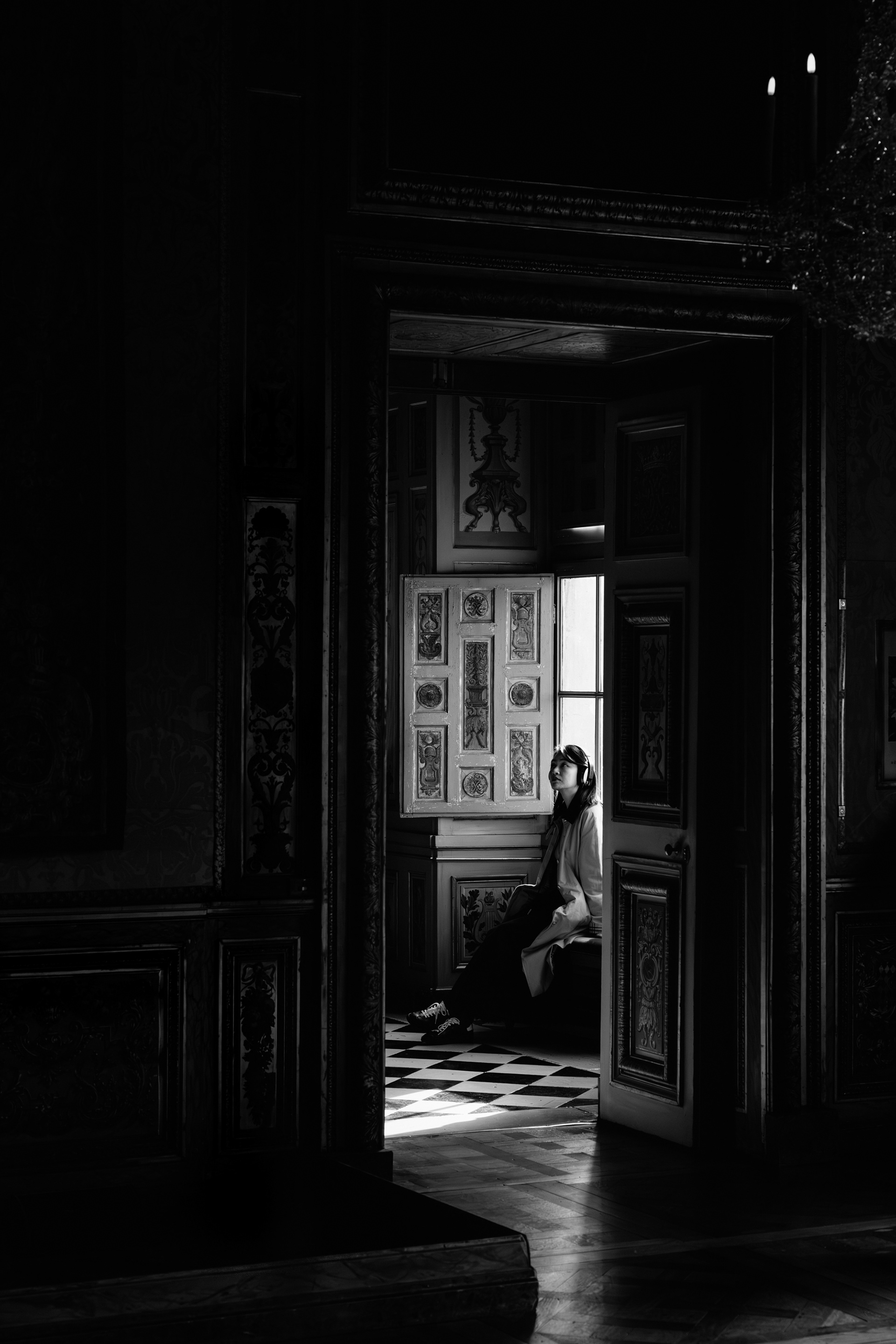 A visitor in the shadows of Vaux-le-Vicomte