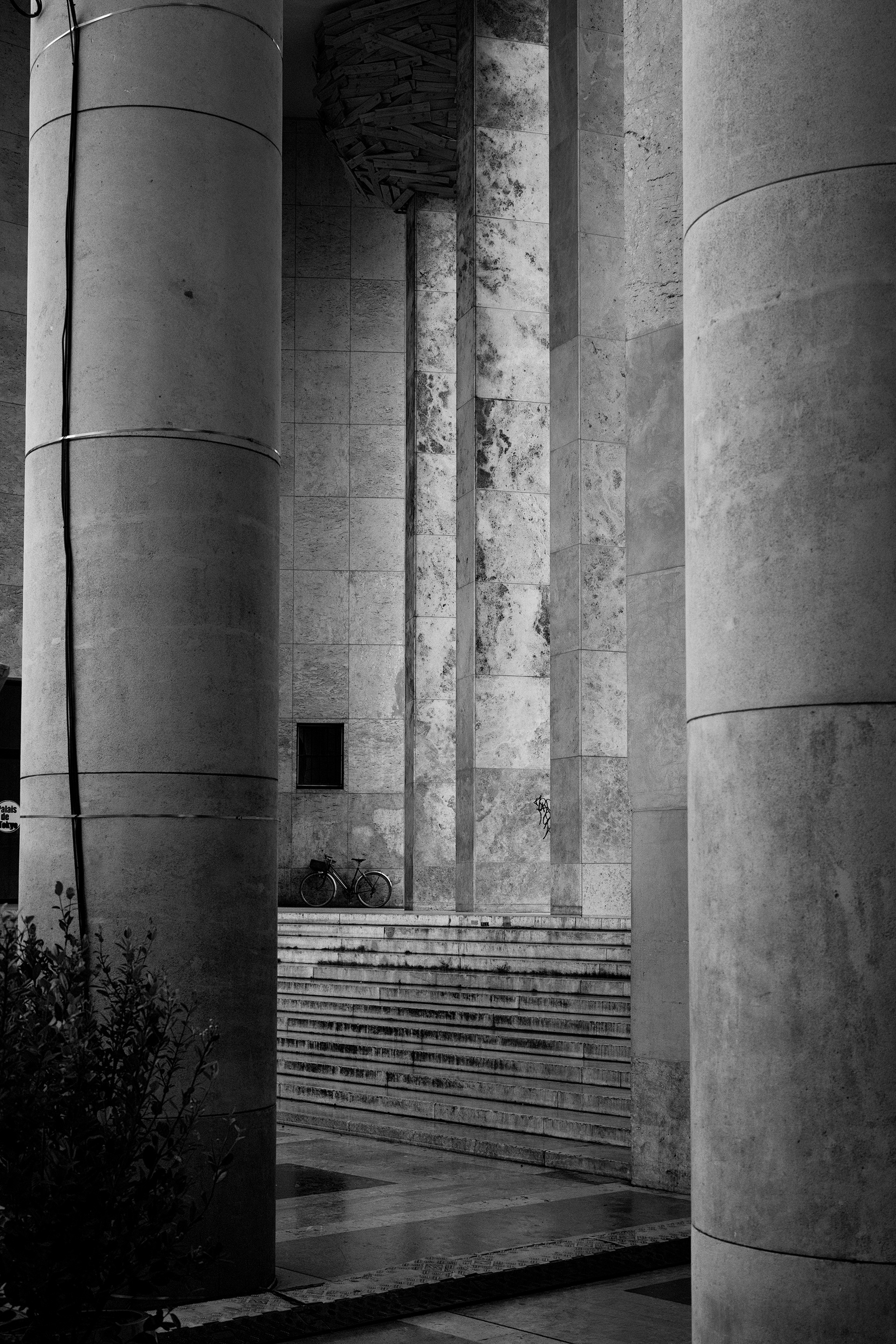 Lost among the columns of the Palais de Tokyo. Featured by Pictas.