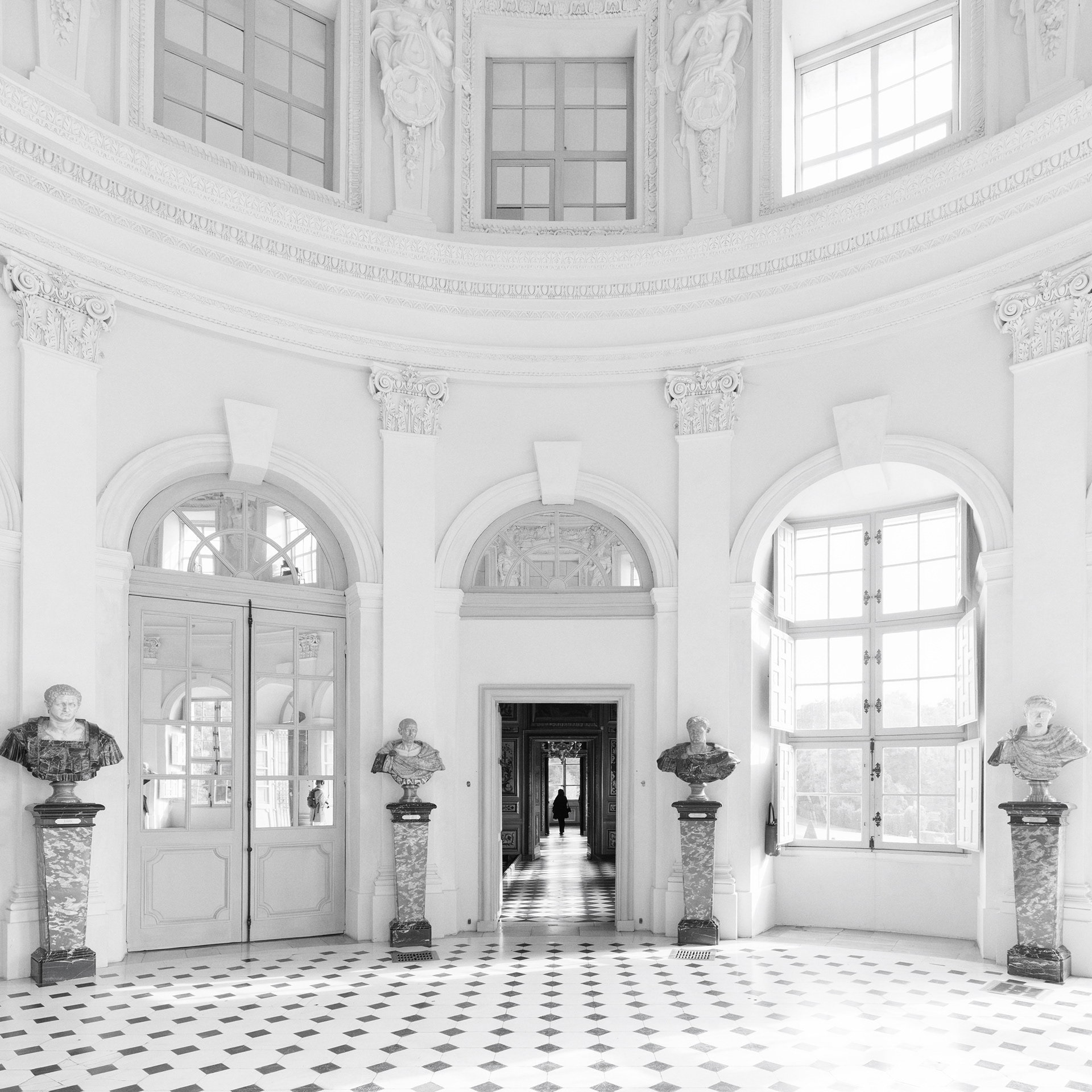 Light and symmetry at Vaux-le-Vicomte
