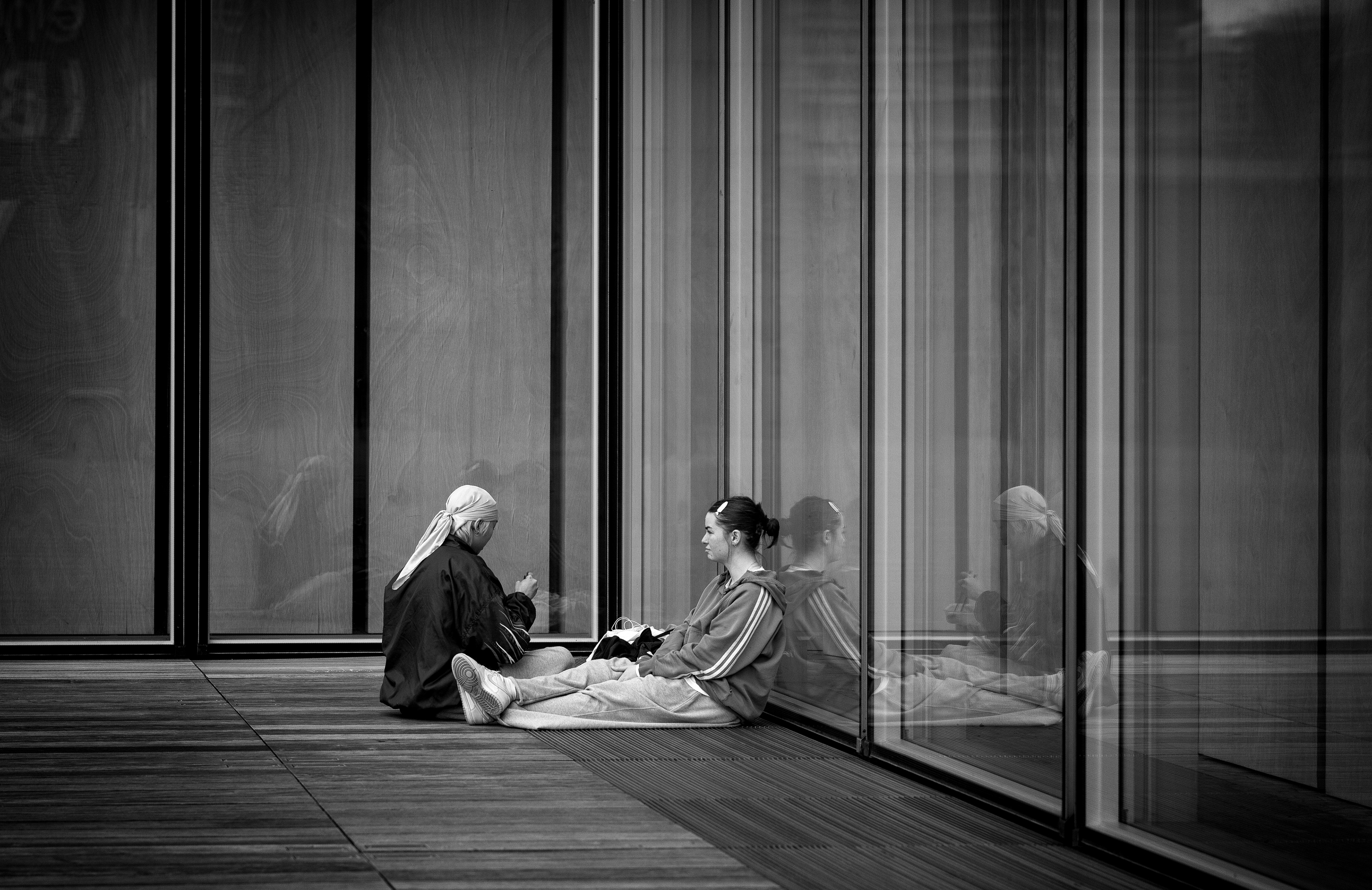 A quiet pause for two dancers beside the Bibliothèque François-Mitterrand. Featured by Pictas and Monomoods.