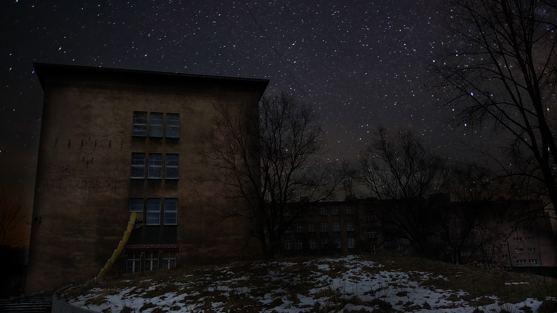 Rozgwieżdżone niebo to fotomontaż.