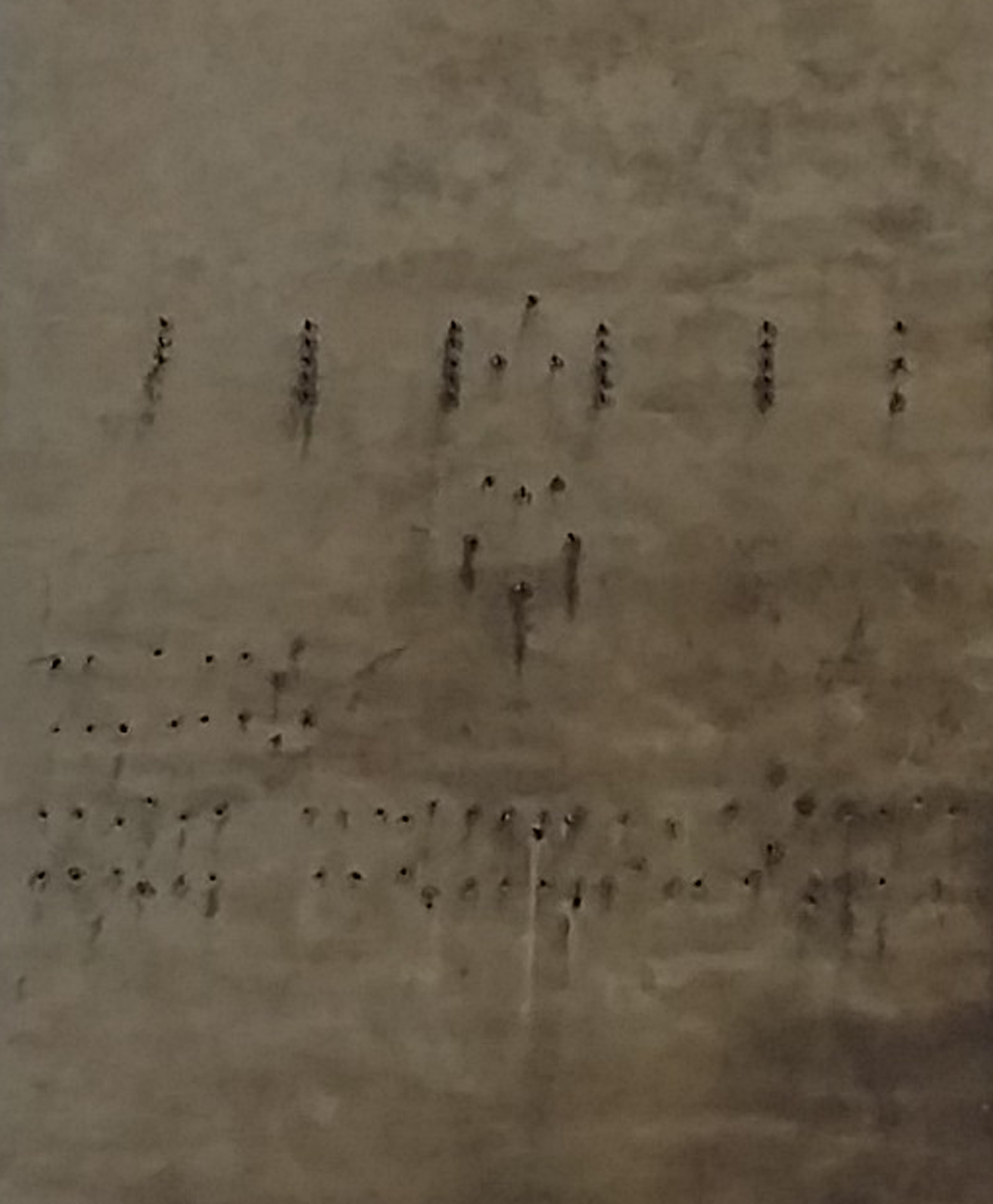 Zbliżenie na boczną ścianę, na której można zaobserwować ślady po napisie Haus der Wehrmacht a nad nim orła. Luty 2015, fot. M. Szandała.