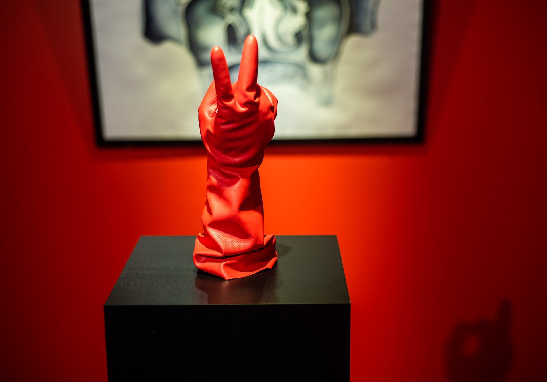 V sign / Odwrócona Viktoria, sculpture /rzeźba, photo credit: Kronika