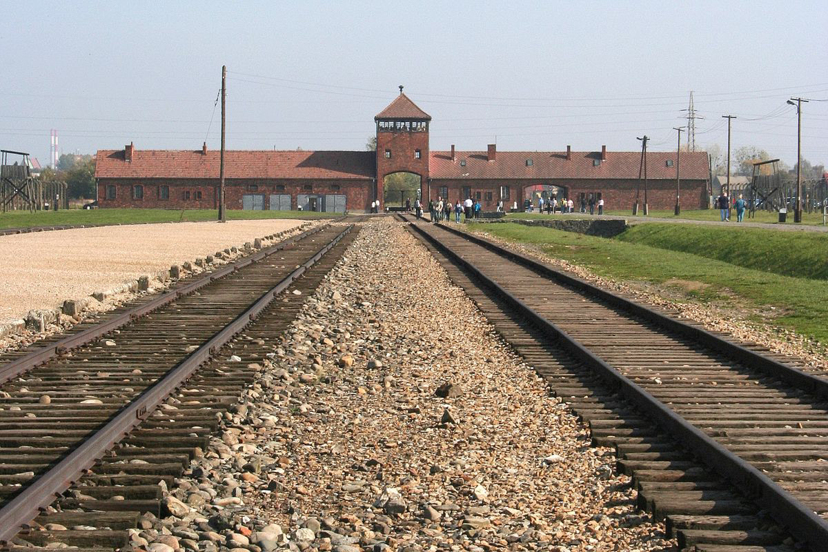 Wartownia i brama główna Auschwitz II (Birkenau), widok z rampy wewnątrz obozu, Wikipedia