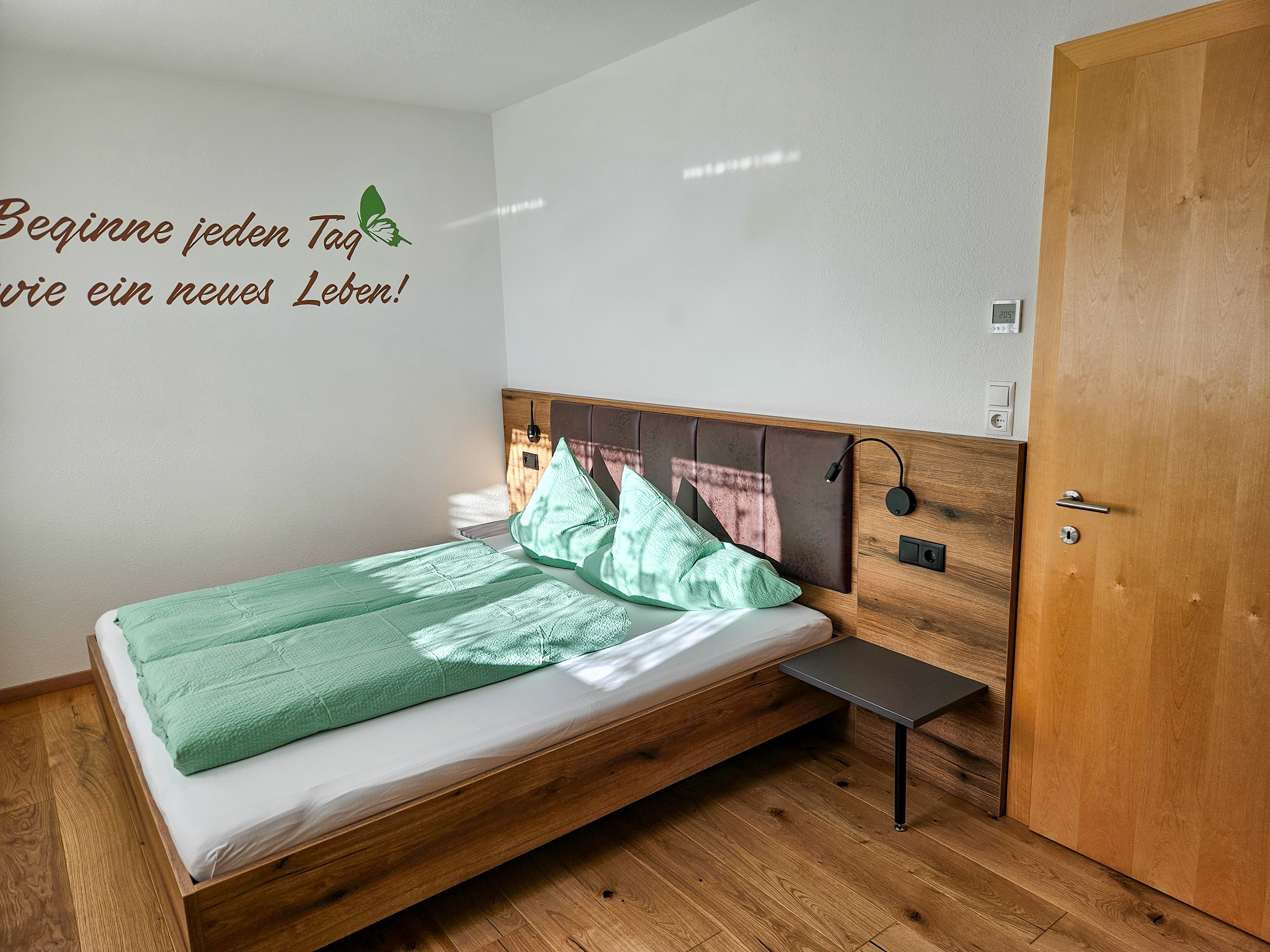 Schlafzimmer mit Doppelbett & Kleiderschrank