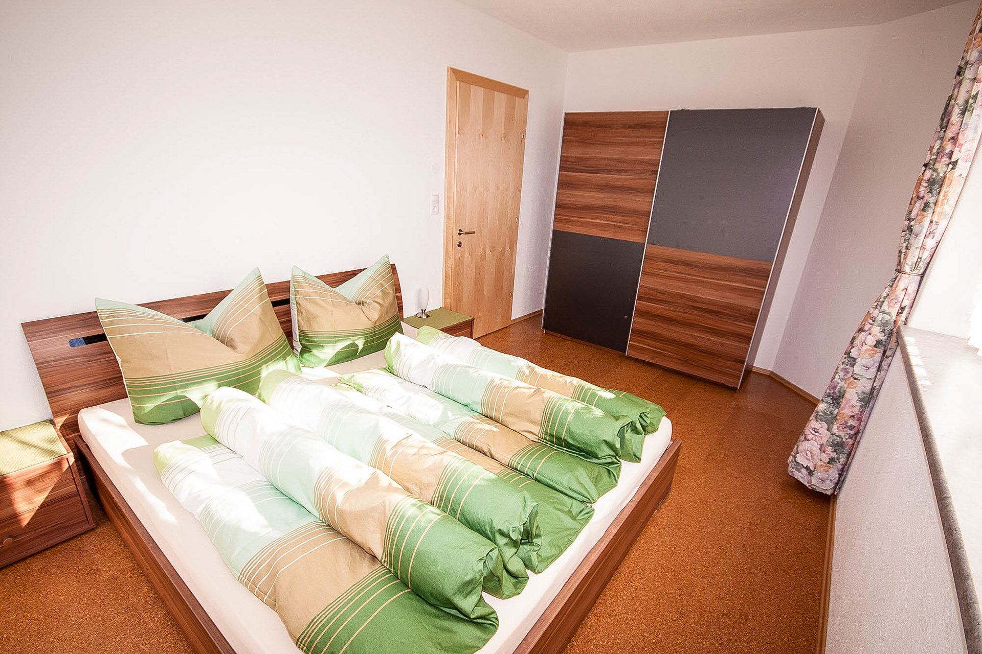Schlafzimmer mit Kleiderschrank