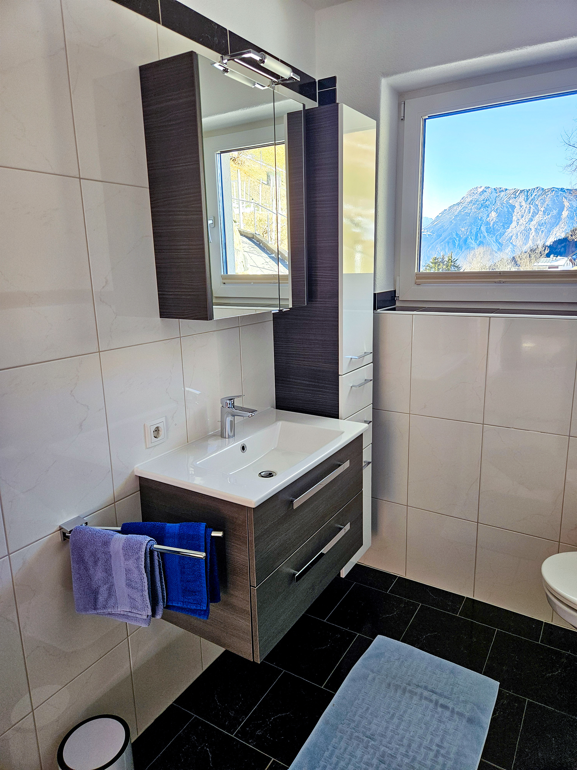 Waschbecken mit Spiegelschrank