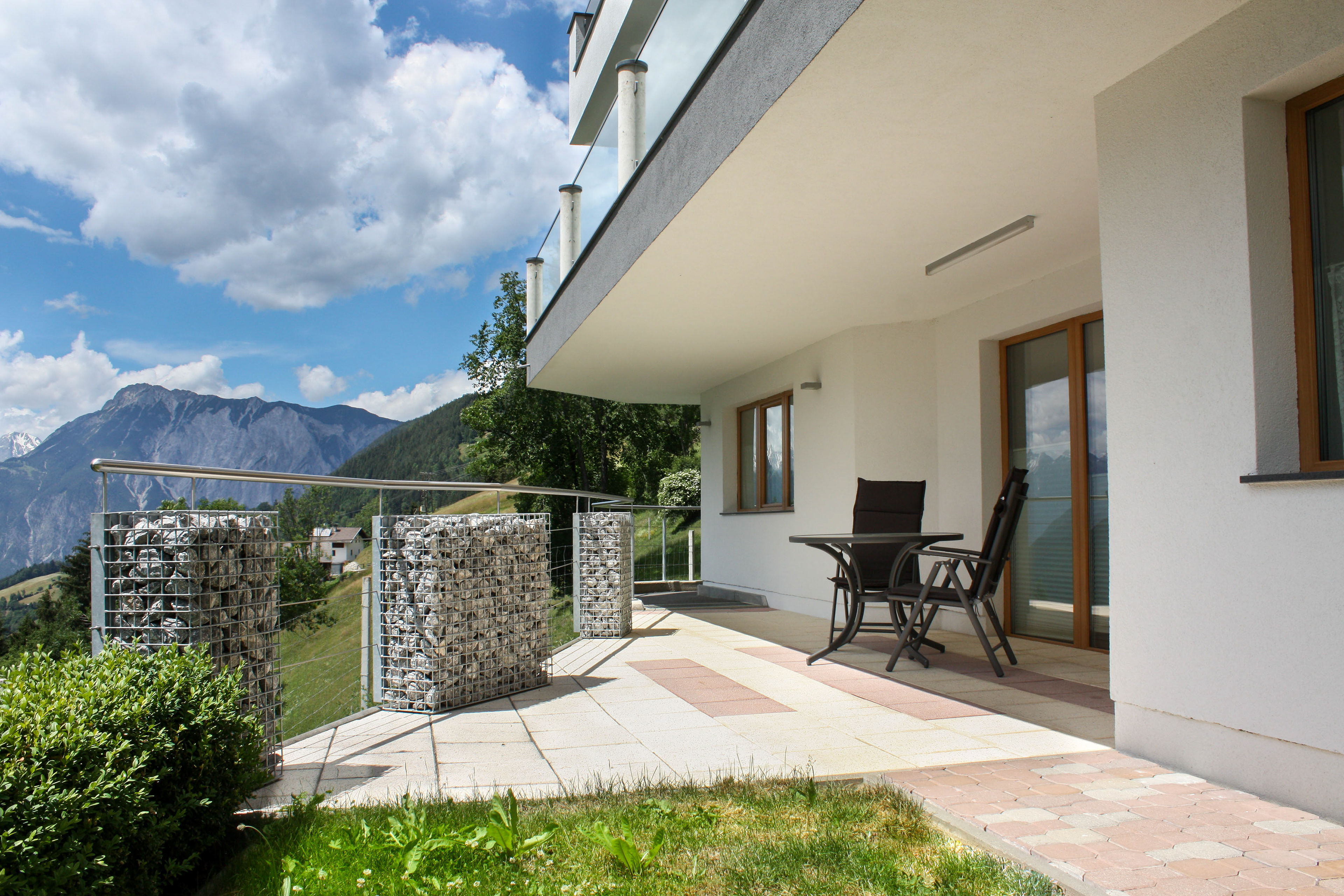 sonnige teilüberdachte terrasse