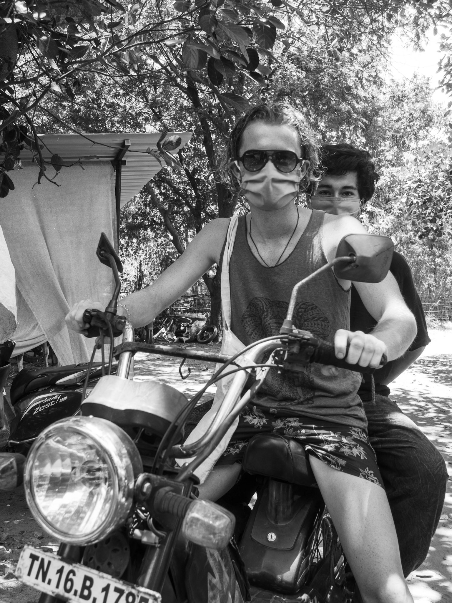 Mats and Emilian riding their bike to go on a grocery hunt