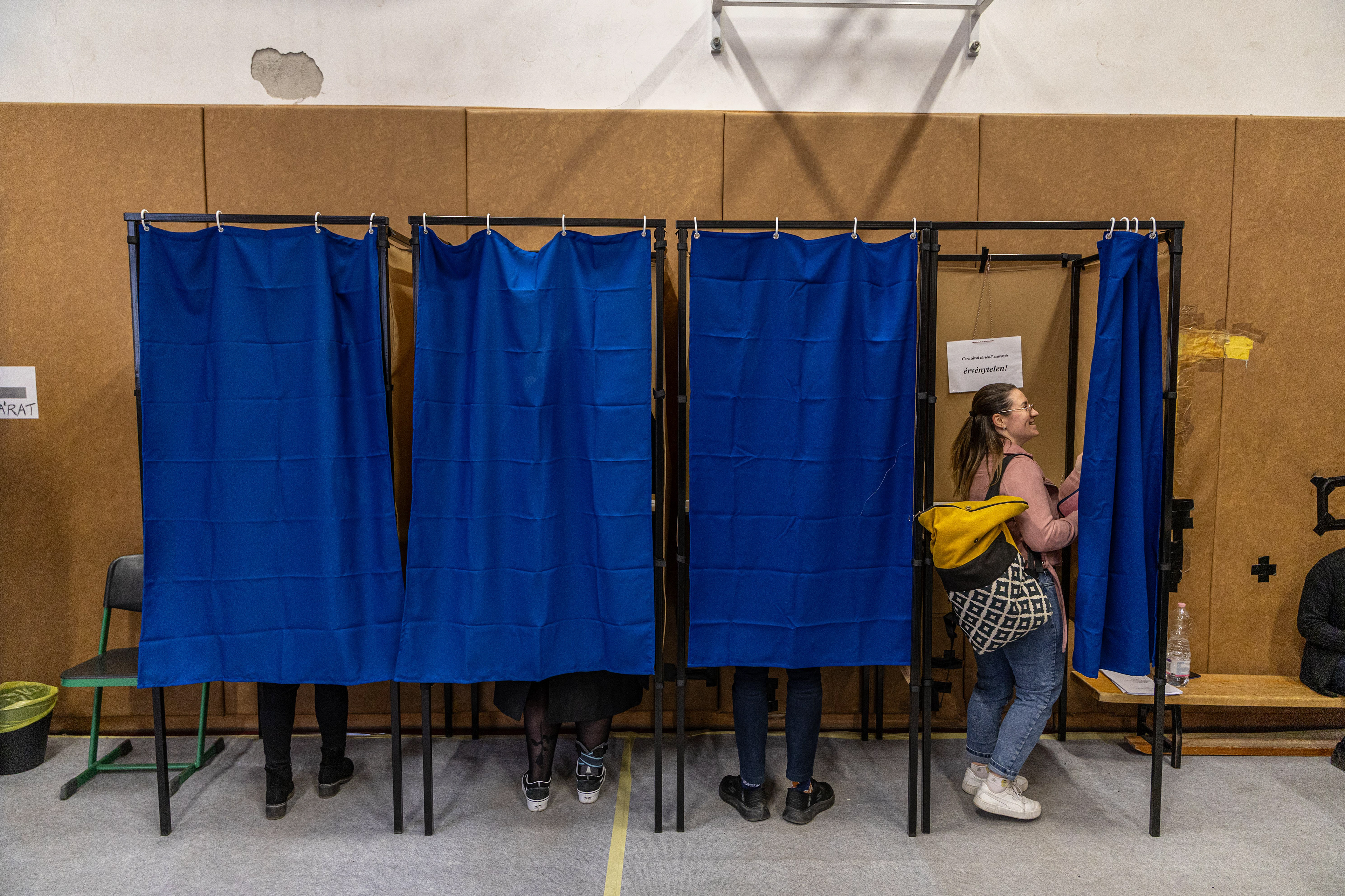  Hungarians voting in elections.