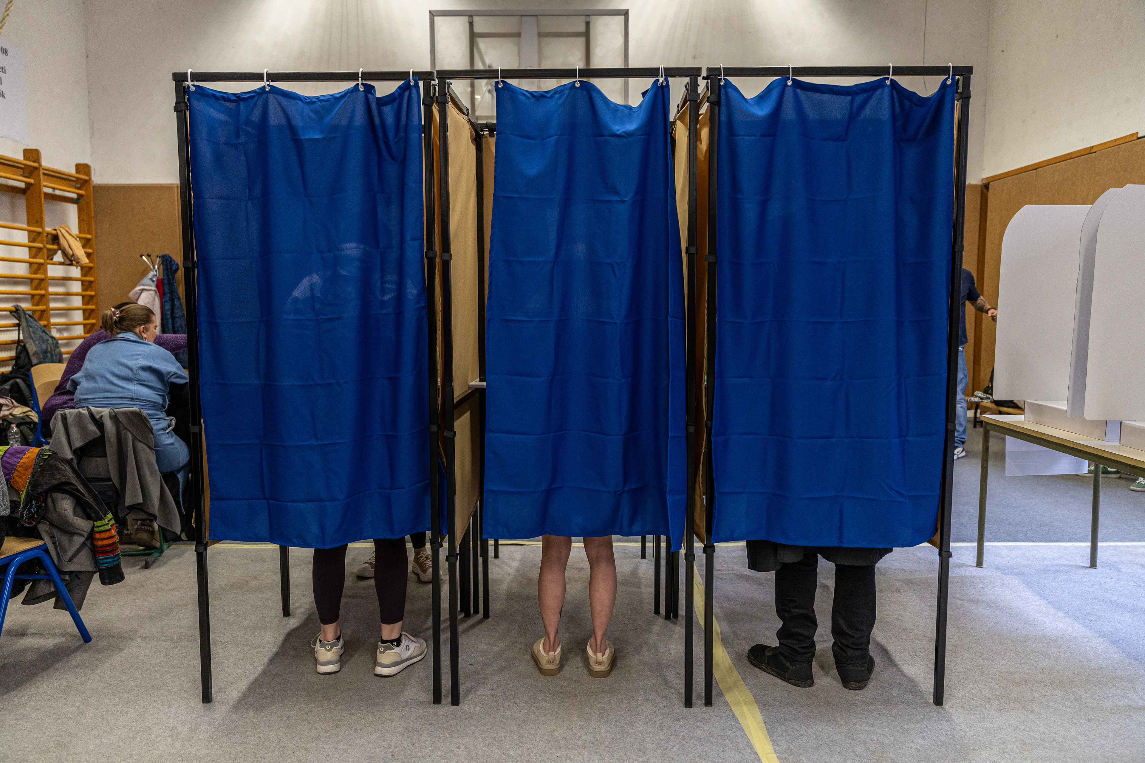  Hungarians voting in elections.