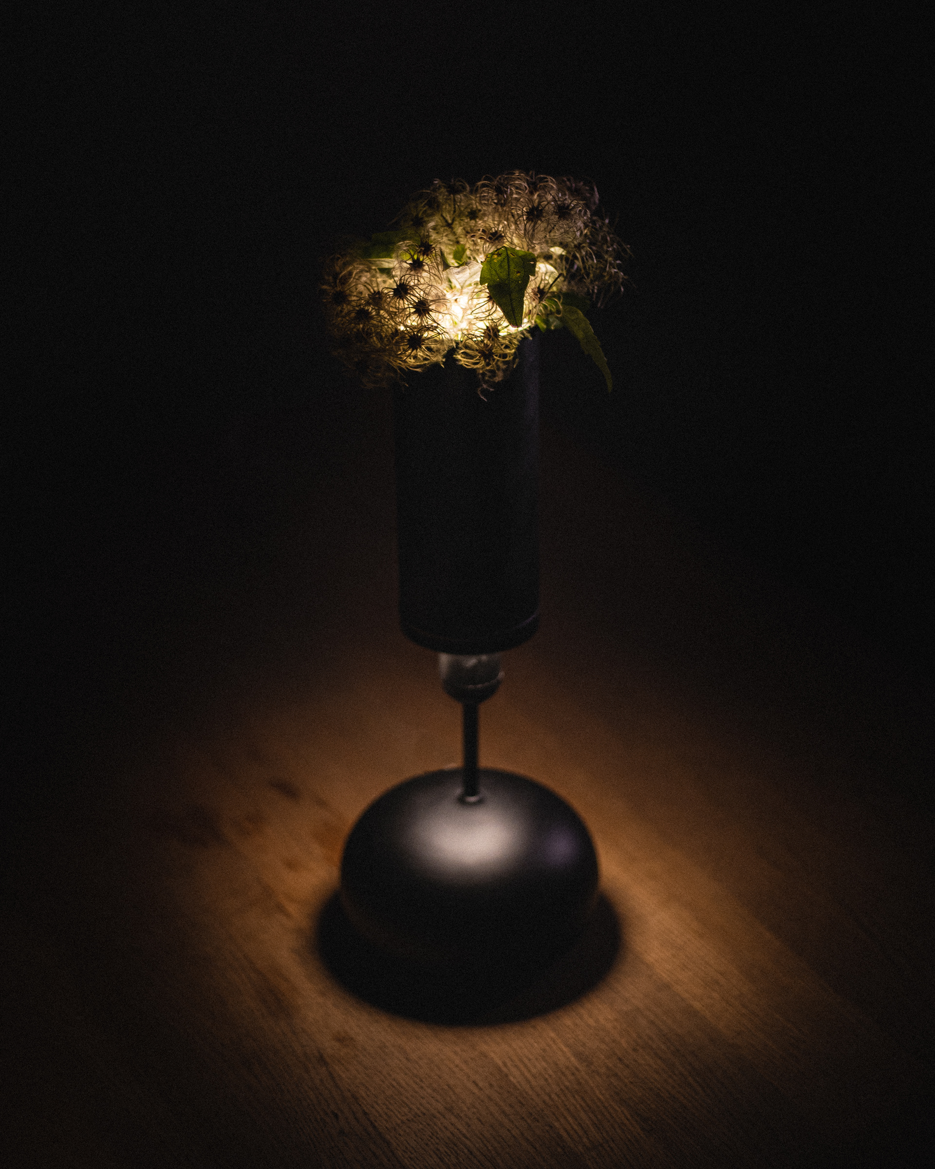 Clara Flores, en lampe produceret af genbrugsmaterialer. I toppen af lampen kan en buket blomster placeres.