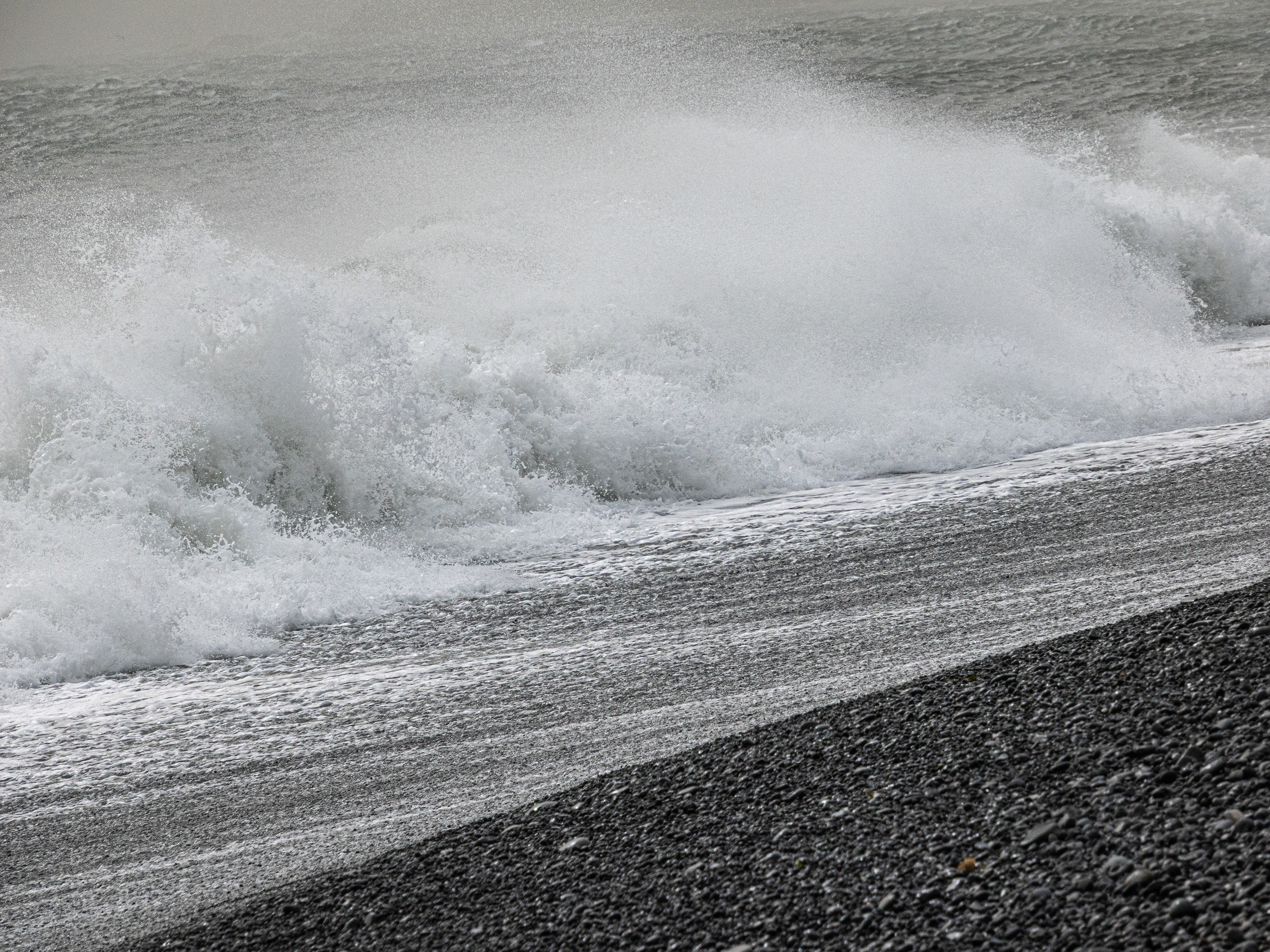 Black Beach Wave