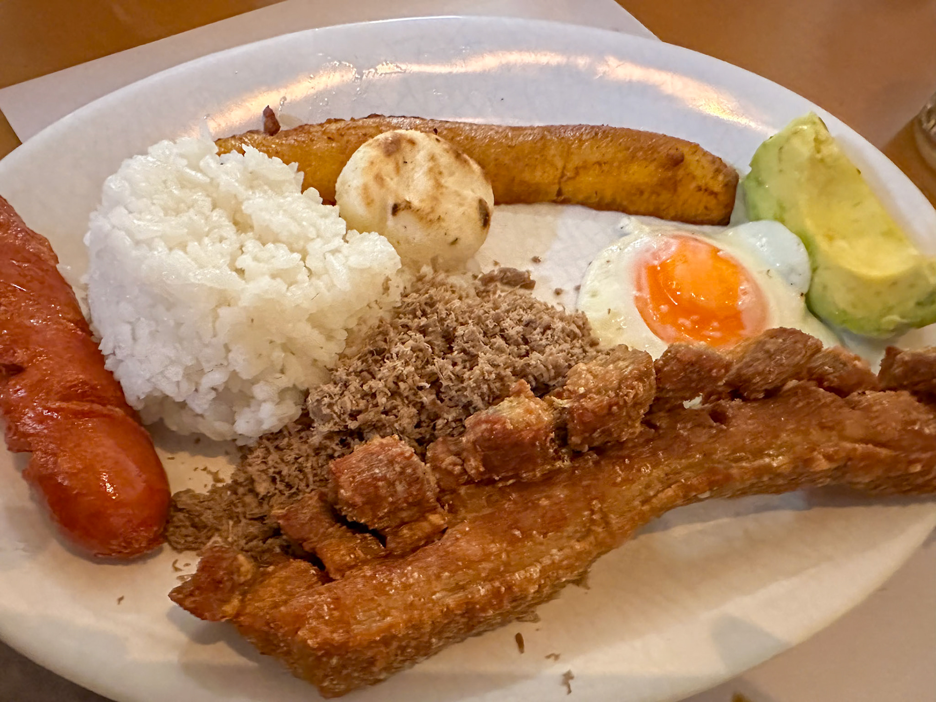 Le plat national colombien est la bandeja paisa. C'est un plat typique de la région d'Antioquia (Medellin) et est composé de viandes de boeuf, viande haché, chicharrón (poitrine ou de la couenne de porc frits), chorizo, haricots noirs, riz, oeuf au plat, bananes plantain, arepas, hogao et avocat.