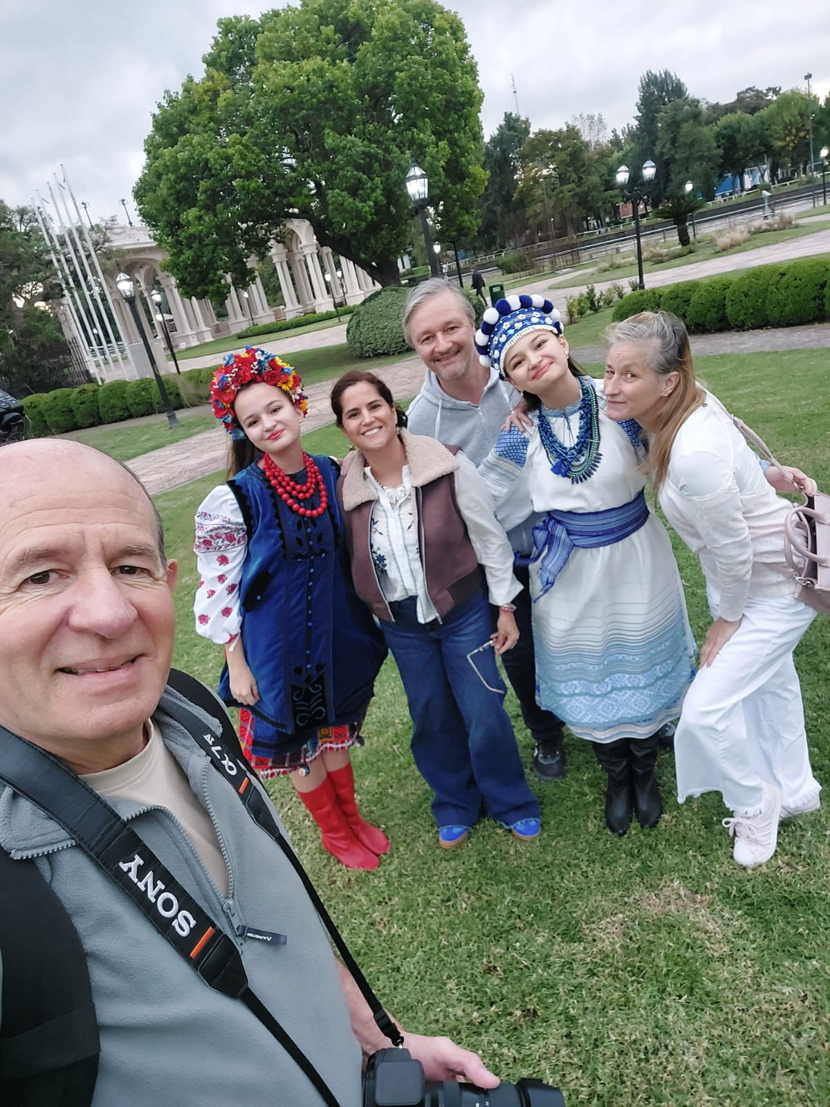 Un gran trabajo con estas dos bellas hermanas con trajes tipicos de Ucrania 