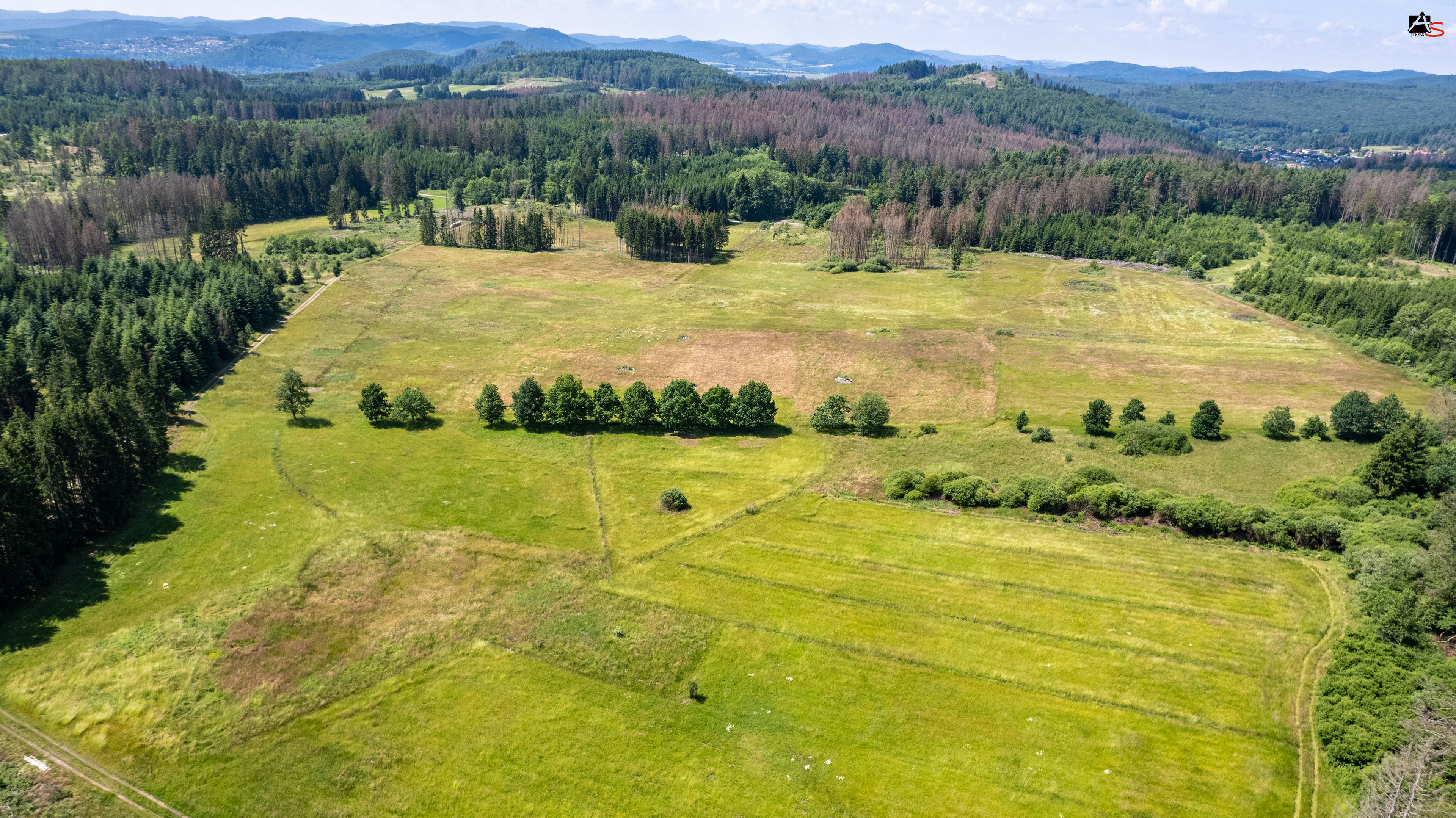 Im Hintergrund sieht man Battenberg(l) und Osterfeld(r)