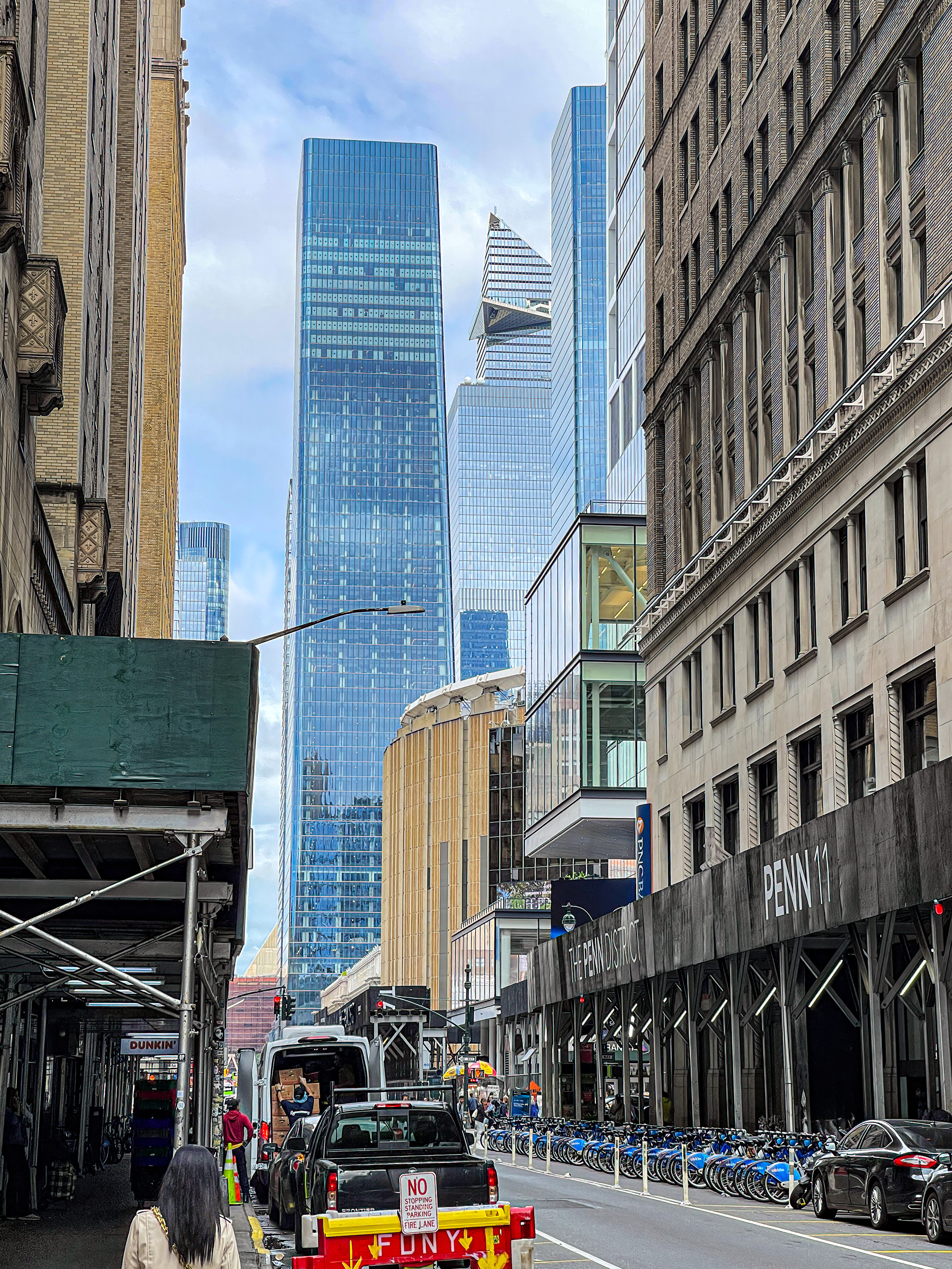 V pozadí vpravo The Edge