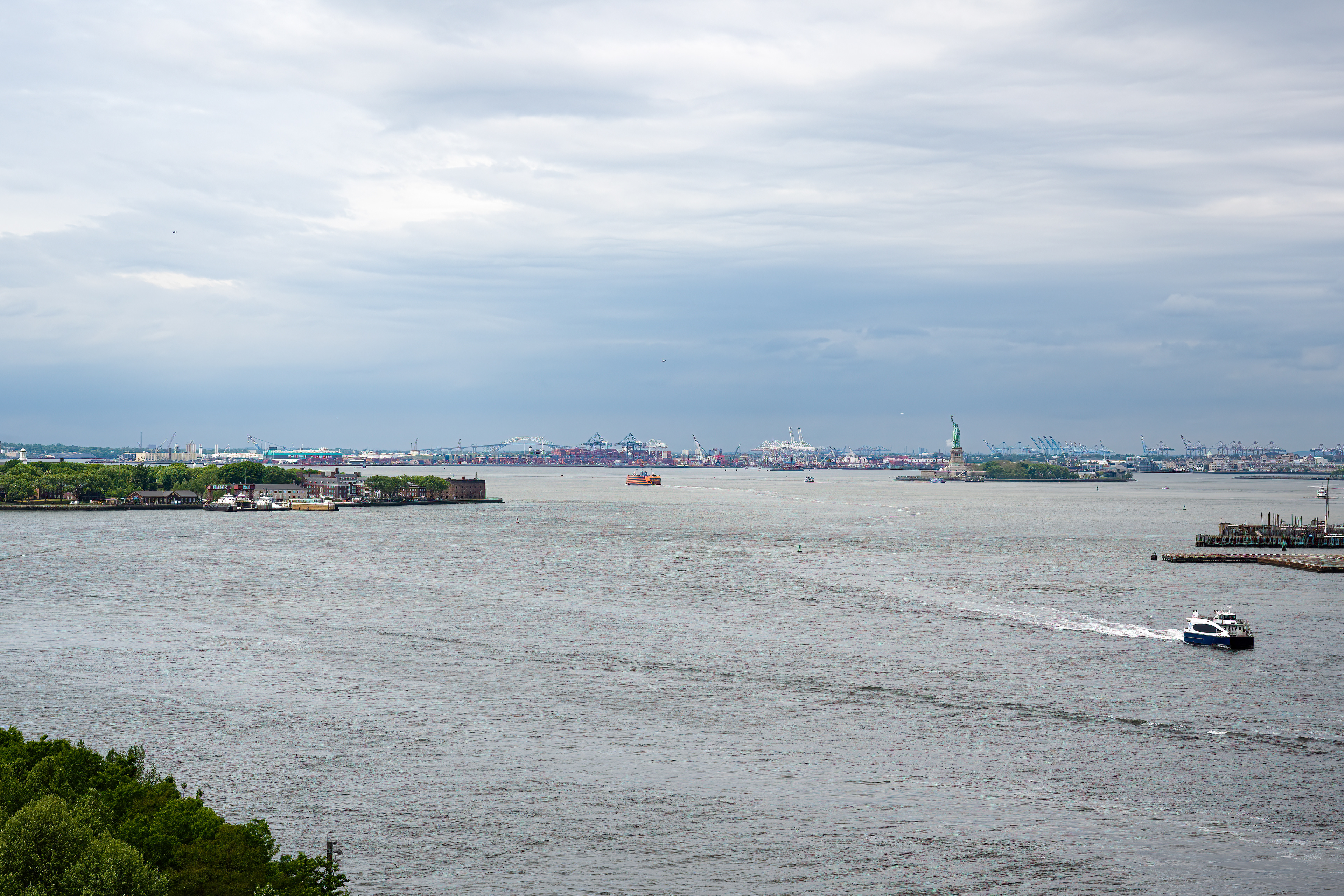 Pohled z Brooklynského mostu k soše Svobody