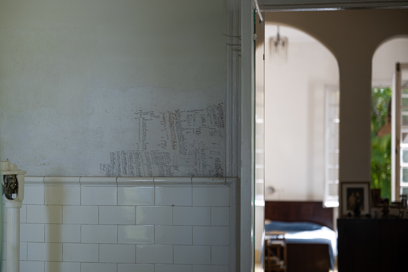 Hemingway zapisoval svoji váhu na stěnu v koupelně, museum Finca Vigia, Havana, Kuba, 12/2022
