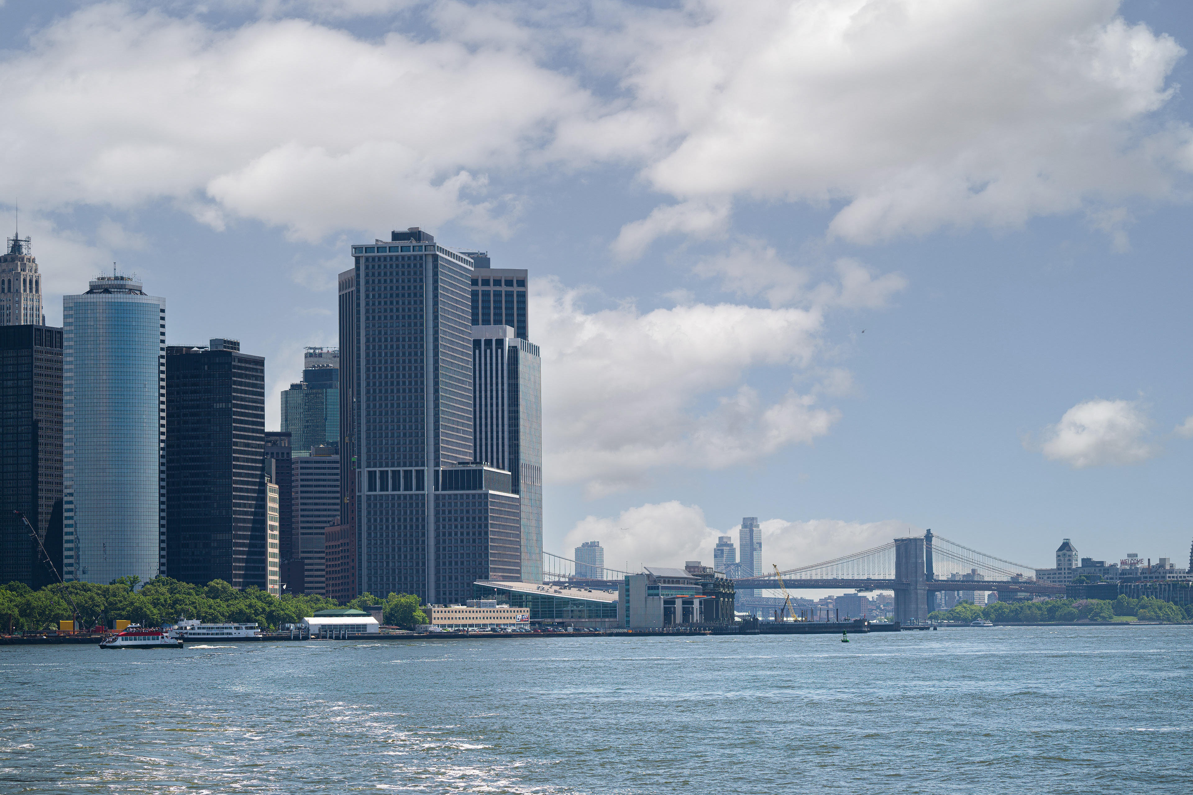 Vlevo Manhattan, v pozadí Brooklynský most