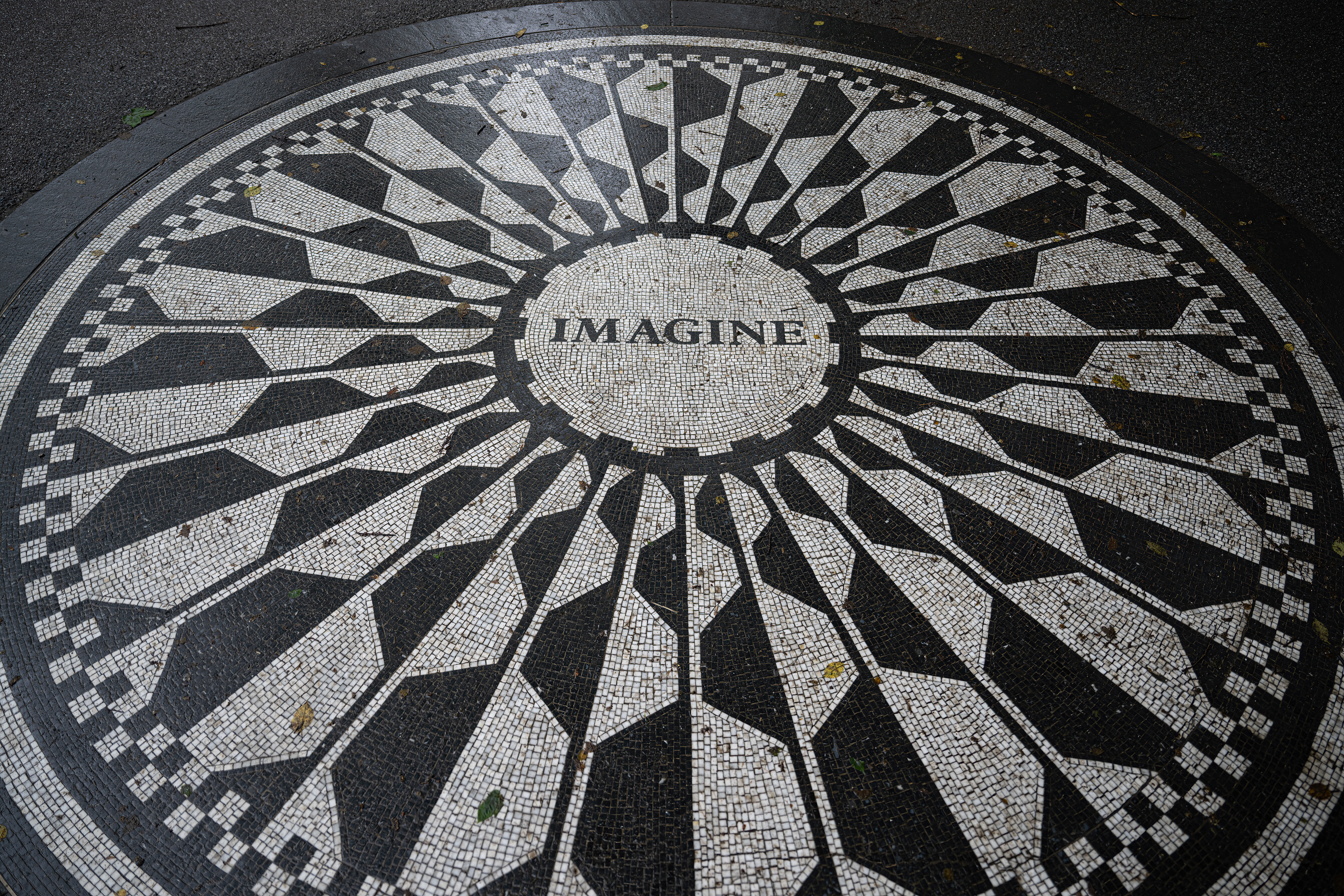 Památník Johna Lenonna. Imagine mozaika v Strawberry Fields, Central Park