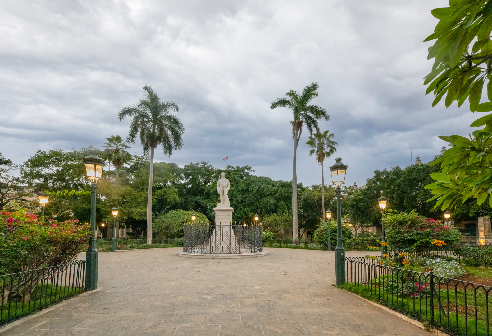 Socha Carlose Manuela de Cespedese na Plaza de Armas, Havana, Kuba, 12/2022
