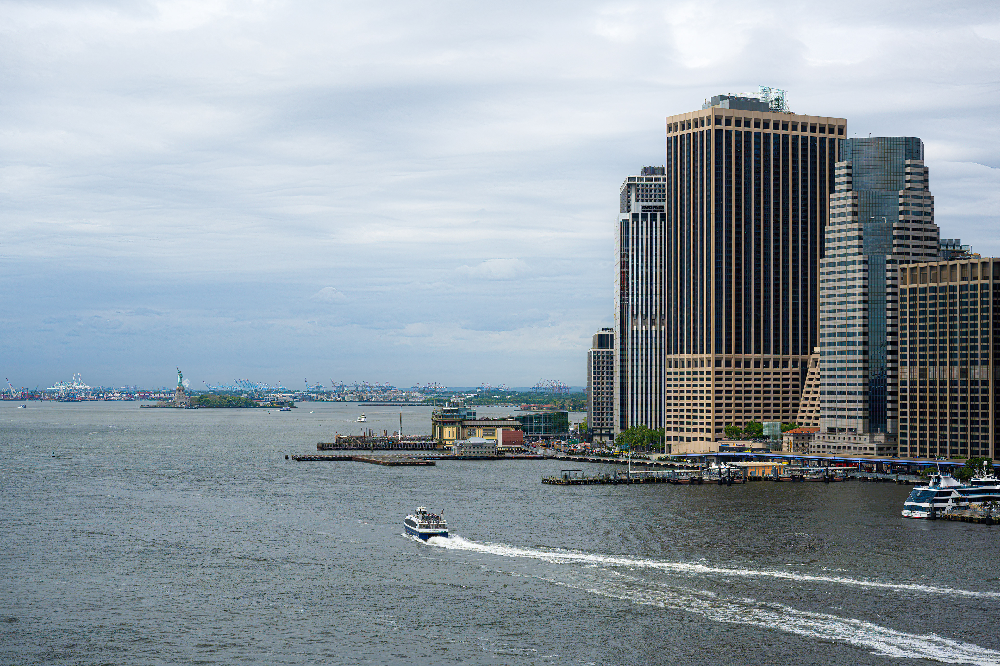 Pohled z Brooklynského mostu, vpravo Financial District