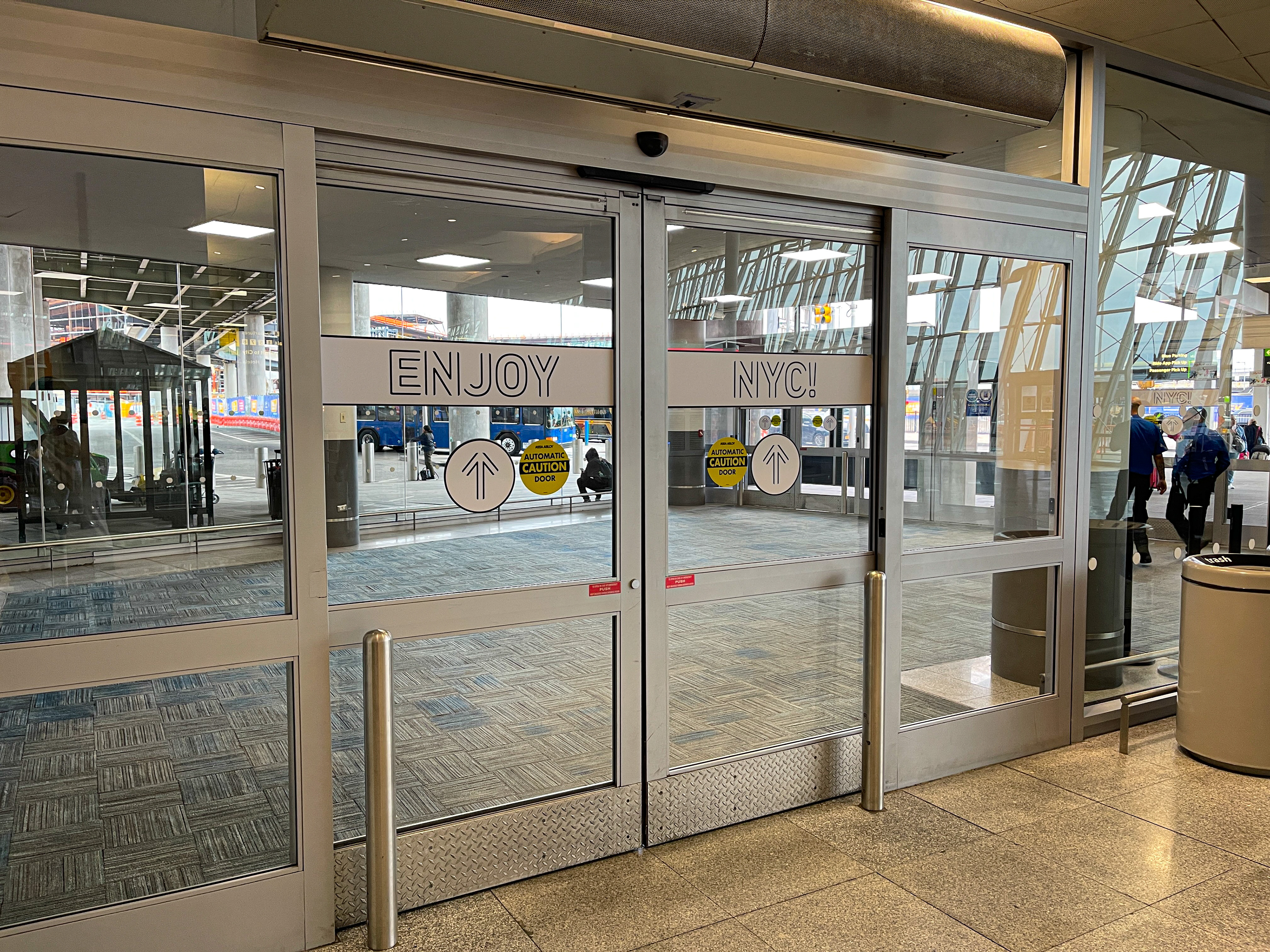 Vítá vás New York, průchod z letiště JFK k vlaku