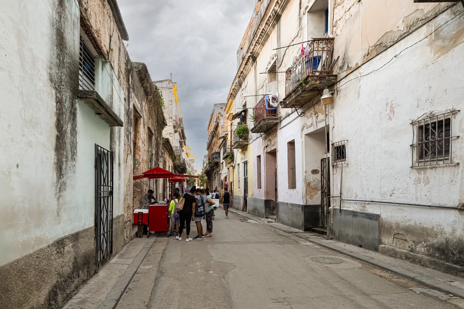 Ulice Calle Mercaderes, Havana, Kuba, 12/2022